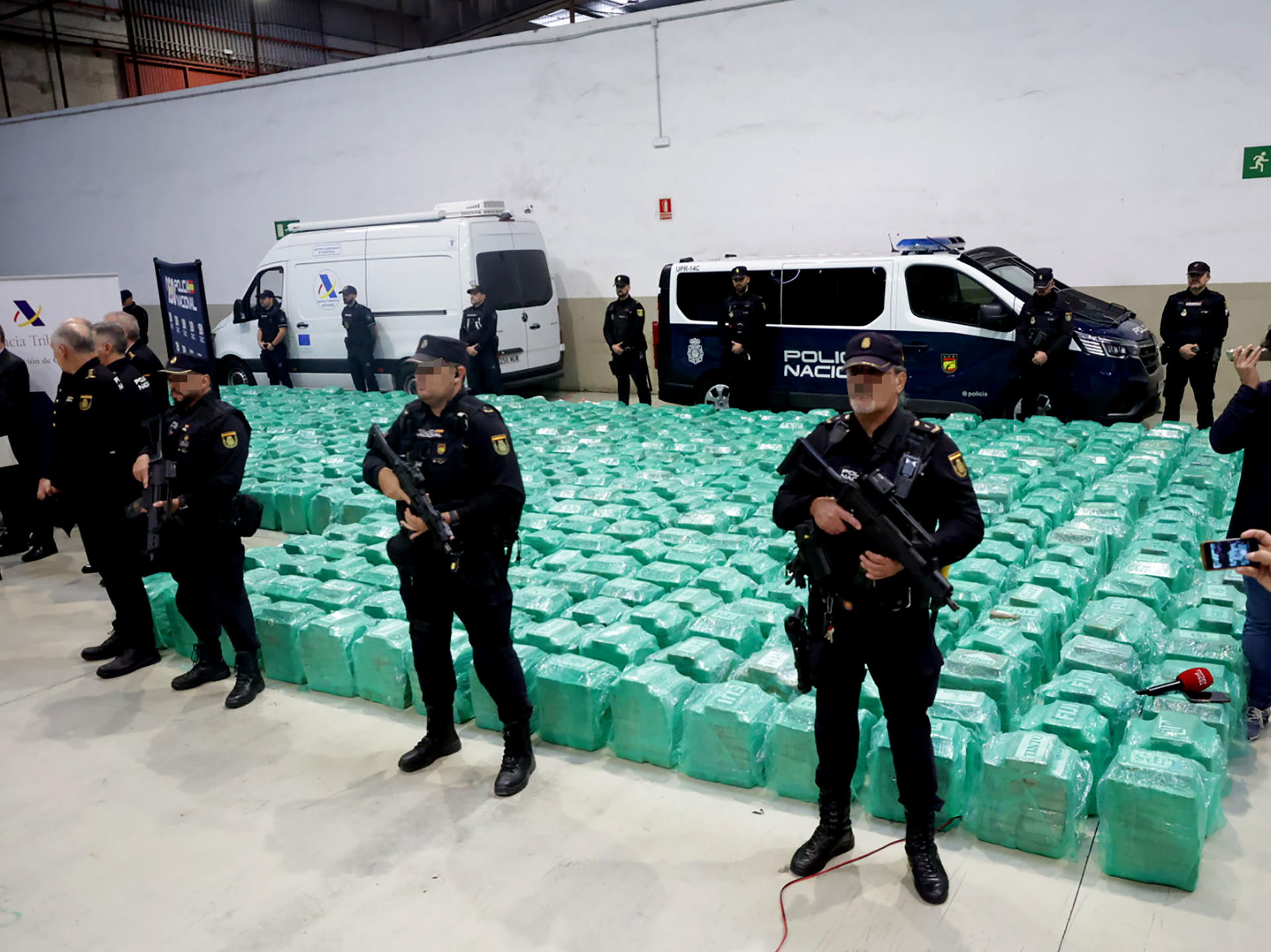 Imagen de archivo de un cargamento incautado durante una operación policial antidroga en España. EFE/A.Carrasco Ragel/Archivo