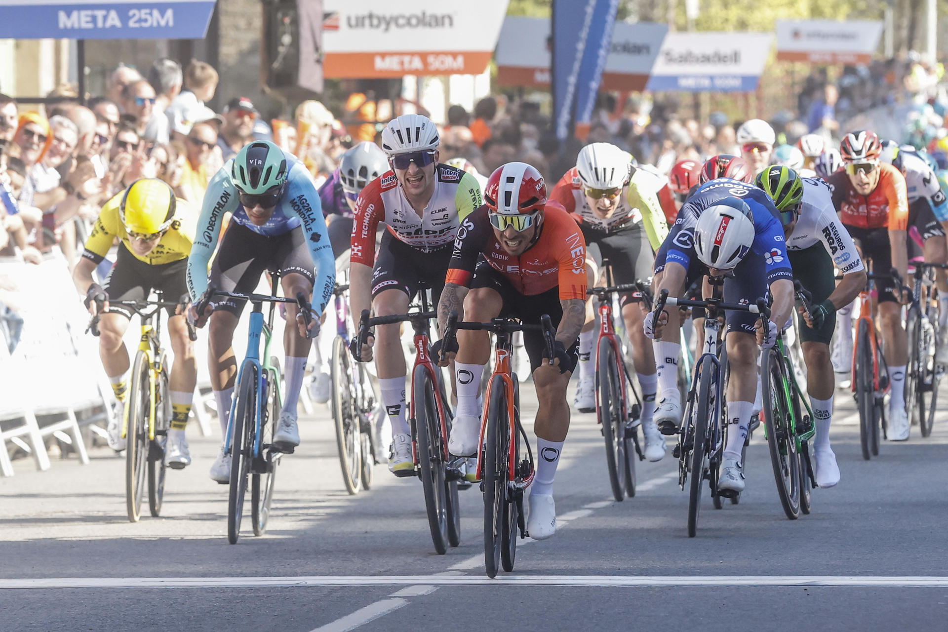 El ciclista Caleb Ewan (c), del equipo Ineos Grenadiers, en el momento de ganar la segunda etapa de la Itzulia Basque Country-Vuelta al País Vasco. EFE/Villar López