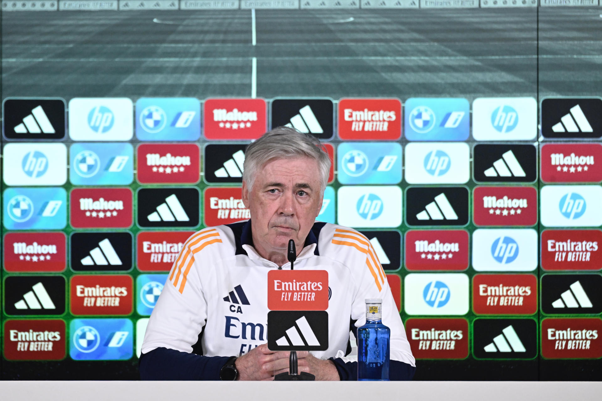 El entrenador del Real Madrid, Carlo Ancelotti, ofrece una rueda de prensa este sábado en la Ciudad Deportiva de Valdebebas, en Madrid, en la víspera de su encuentro de LaLiga ante el Alavés. EFE/ Víctor Lerena