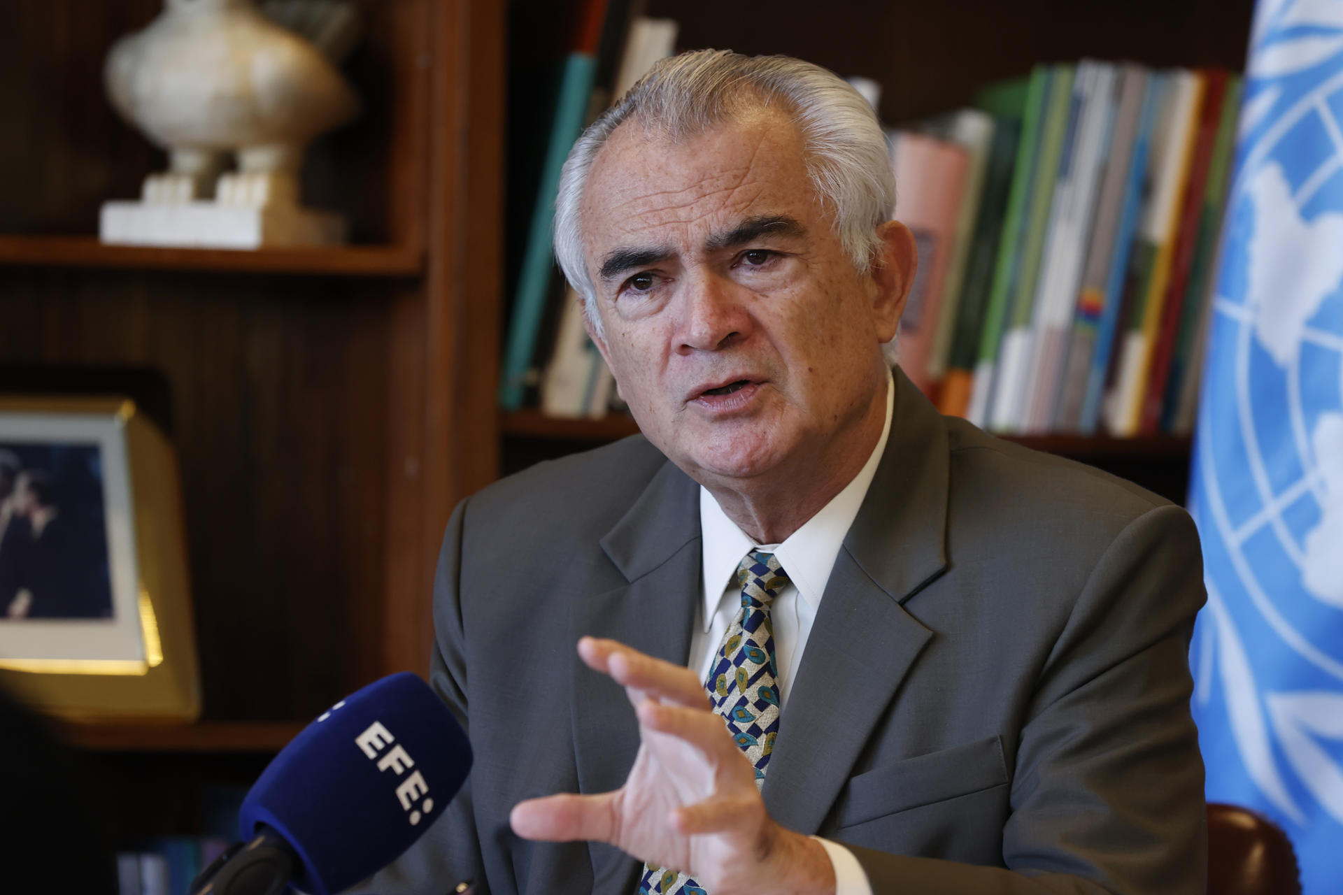 El secretario Ejecutivo de la Comisión Económica para América Latina y el Caribe (Cepal), José Manuel Salazar-Xirinachs, habla durante una entrevista con EFE este martes, en Santiago (Chile). EFE/ Elvis González