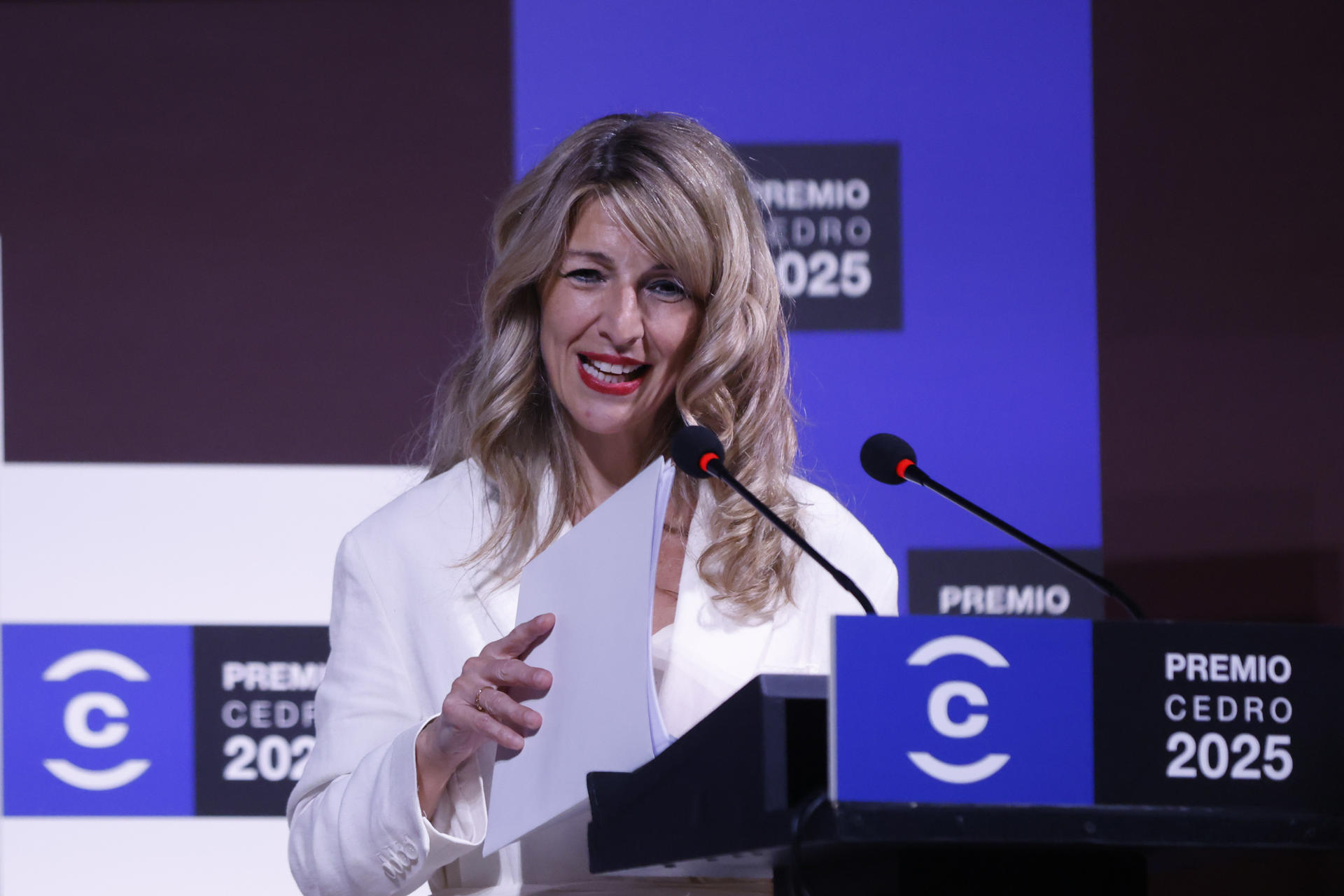 La vicepresidenta segunda y ministra de Trabajo y Economía Social, Yolanda Díaz, clausura el acto de entrega del premio CEDRO al escritor y periodista Manuel Rivas, organizado por el Centro Español de Derechos Reprográficos (CEDRO), este viernes en Madrid. EFE/ Blanca Míllez