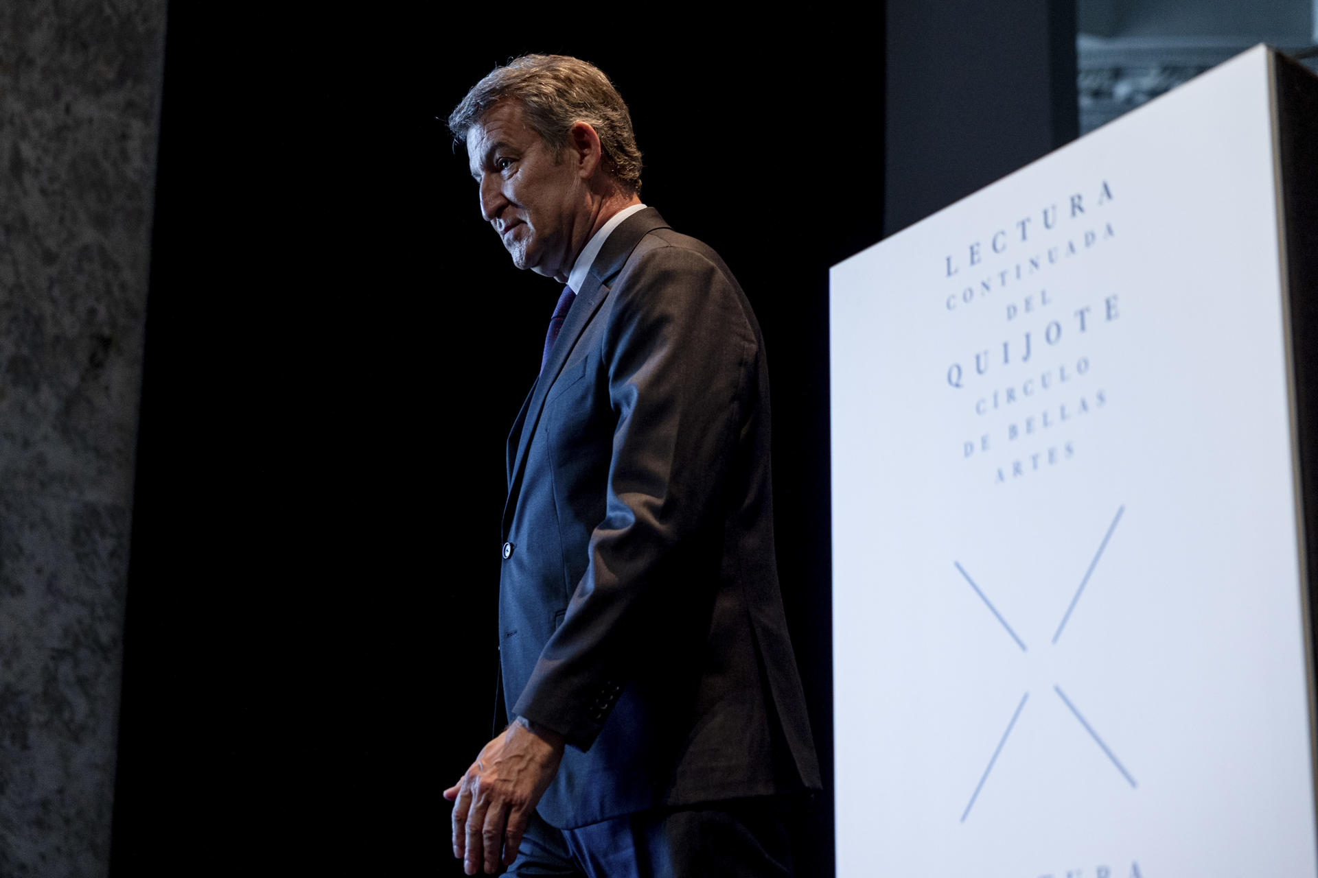 El presidente del Partido Popular, Alberto Núñez Feijóo, participa este viernes en la XXIX Lectura Continuada del Quijote celebrada en el Círculo de Bellas Artes. EFE/ Daniel González
