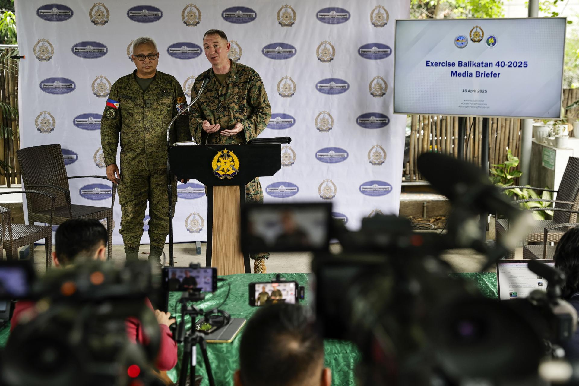QUEZON CITY (Philippines), 15/04/2025.- Philippines Balikatan 40-2025 Spokesperson Brigadier General Michael Logico (L) and Colonel Douglas Krugman (R) of the United States 1st Marine Expeditionary Force hold a press briefing on Philippines-US joint military exercises at Camp Aguinaldo in Quezon City, Metro Manila, Philippines, 15 April 2025. The two countries are expected to hold the 40th iteration of joint military exercises in various locations in the Philippines over a roughly three-week period spanning parts of April and May. (Filipinas, Estados Unidos) EFE/EPA/ROLEX DELA PENA