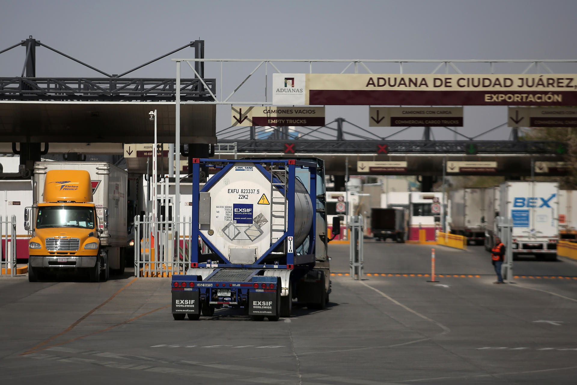 Transportistas esperan para cruzar a los Estados Unidos en sus camiones en el Puente Internacional Zaragoza, en Ciudad Juárez, en el estado de Chihuahua (México). Archivo. EFE/ Luis Torres
