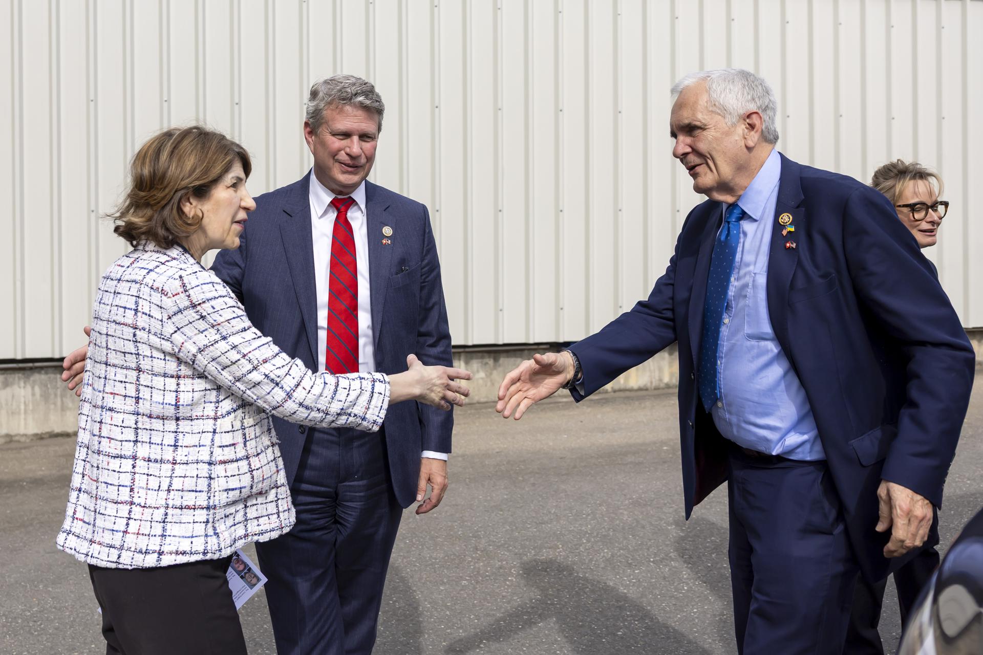 Fabiola Gianotti (L), Director General of the European Organization for Nuclear Research (CERN) welcomes members of the US House of Representatives Bill Huizenga (C) and Lloyd Doggett (R) during a visit of the CERN's facilities of the European Organization for Nuclear Research (CERN), in Meyrin near Geneva, Switzerland, 21 March 2025. EFE/EPA/SALVATORE DI NOLFI/Archivo