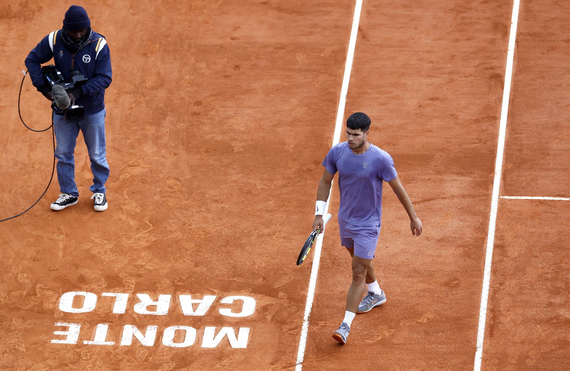 El tenista español Carlos Alcaraz en acción durante su partido de segunda ronda que le ha enfrentado al argentino Francisco Cerundolo (fuera de imagen) en Montecarlo. EFE/EPA/SEBASTIEN NOGIER