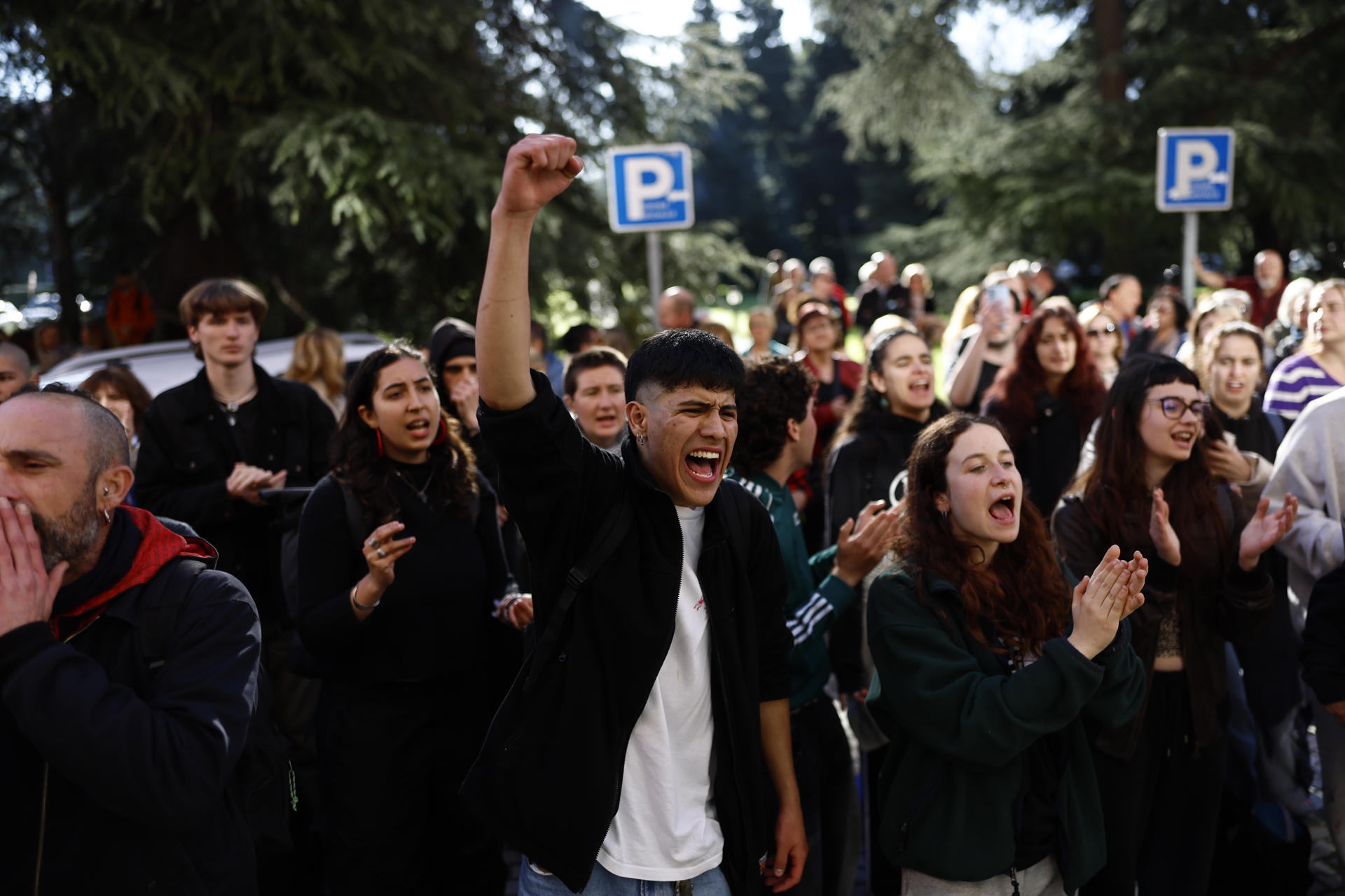 Estudiantes y docentes, tanto del PDI (personal docente e investigador) como del PGTGAS (técnicos, de gestión, administración y servicios), de la Universidad Complutense se han concentrado este martes ante el Rectorado para reclamar mejores condiciones de jubilación, y para protestar contra los recortes en la universidad y la "asfixia económica" de las universidades públicas madrileñas. EFE/ Rodrigo Jiménez