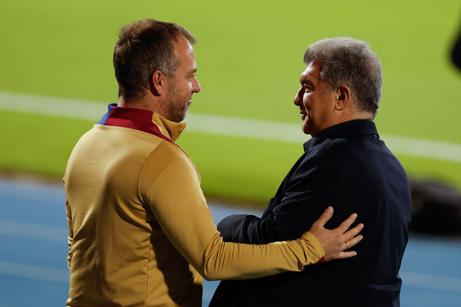 El entrenador del FC Barcelona, el alemán Hansi Flick (i) saluda al presidente del equipo, Joan Laporta, en foto de archivo de Alberto Estévez. EFE
