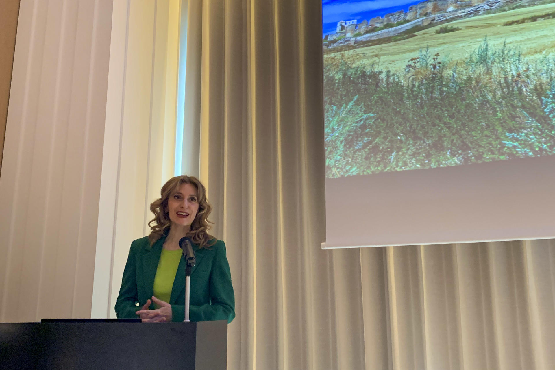 La viceconsejera de Acción Cultural de Castilla y León, Mar Sancho, participa en un acto en Tokio para promover el turismo nipón a esta Comunidad Autónoma, en el marco de su viaje a Japón, que también incluirá una visita a la Exposición Universal de Osaka, donde el pabellón de España dedicará un Día de Honor a Castilla y León. La Junta de Castilla y León busca seguir creciendo como destino turístico con una serie de actos celebrados esta semana en Japón, donde se promoverá el atractivo cultural, natural, gastronómico y educativo de esta comunidad para el público nipón y con la Expo Universal de Osaka como escaparate. EFE/ Antonio Hermosín