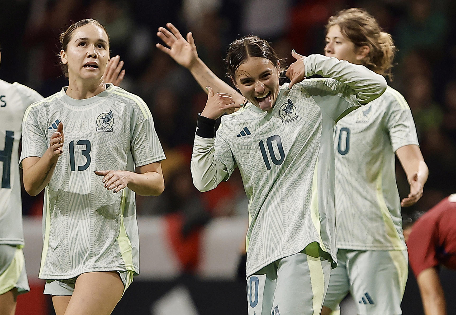 Alice Fernanda Soto de la selección femenina de México celebra un gol durante un partido amistoso en el estadio Nemesio Díez, en Toluca (México). Archivo. EFE/ Alex Cruz