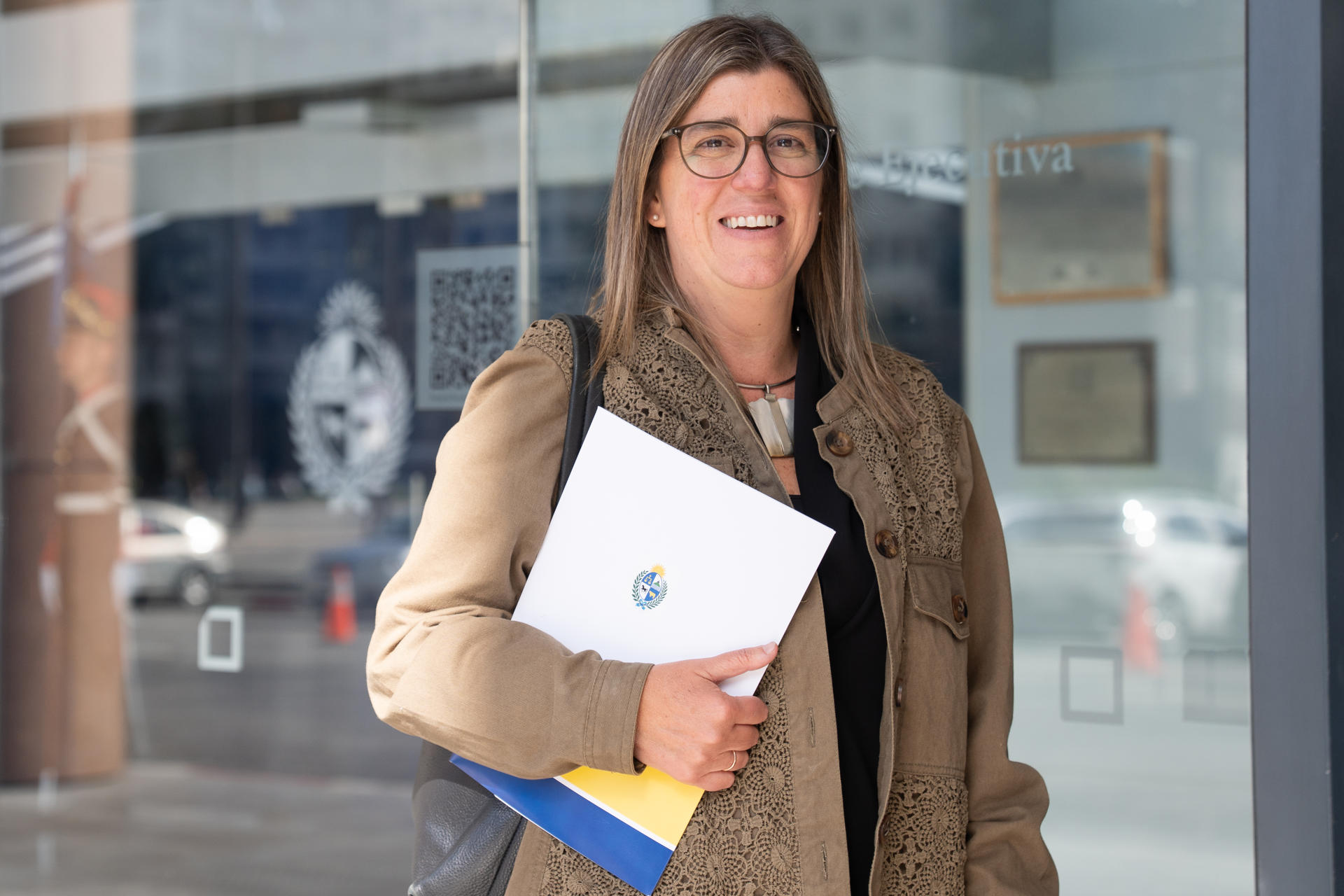 La nueva ministra de Vivienda de Uruguay Tamara Paseyro posa a su llegada a un Consejo de Ministros este martes, en Monteviedo (Uruguay). EFE/ Sofía Torres