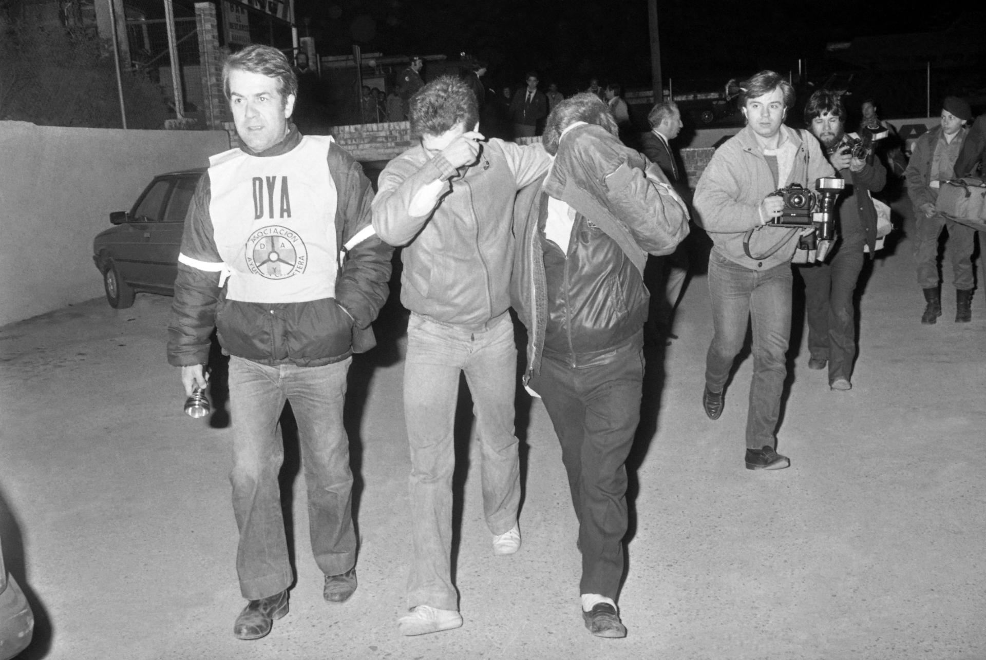 Rescate de las víctimas del atentado que el 12 de abril de 1985 destruyó el restaurante El Descanso, situado en el kilómetro 14,200 de la N-II, cerca de la base militar estadounidense de Torrejón de Ardoz (Madrid), que causó 18 muertos y un centenar de heridos y sobre el que, cuatro décadas después, sigue habiendo más dudas que certezas a pesar de ser la tercera acción terrorista más sangrienta en España tras el 11M y el atentado del Hipercor de 1987. EFE/Mondelo
