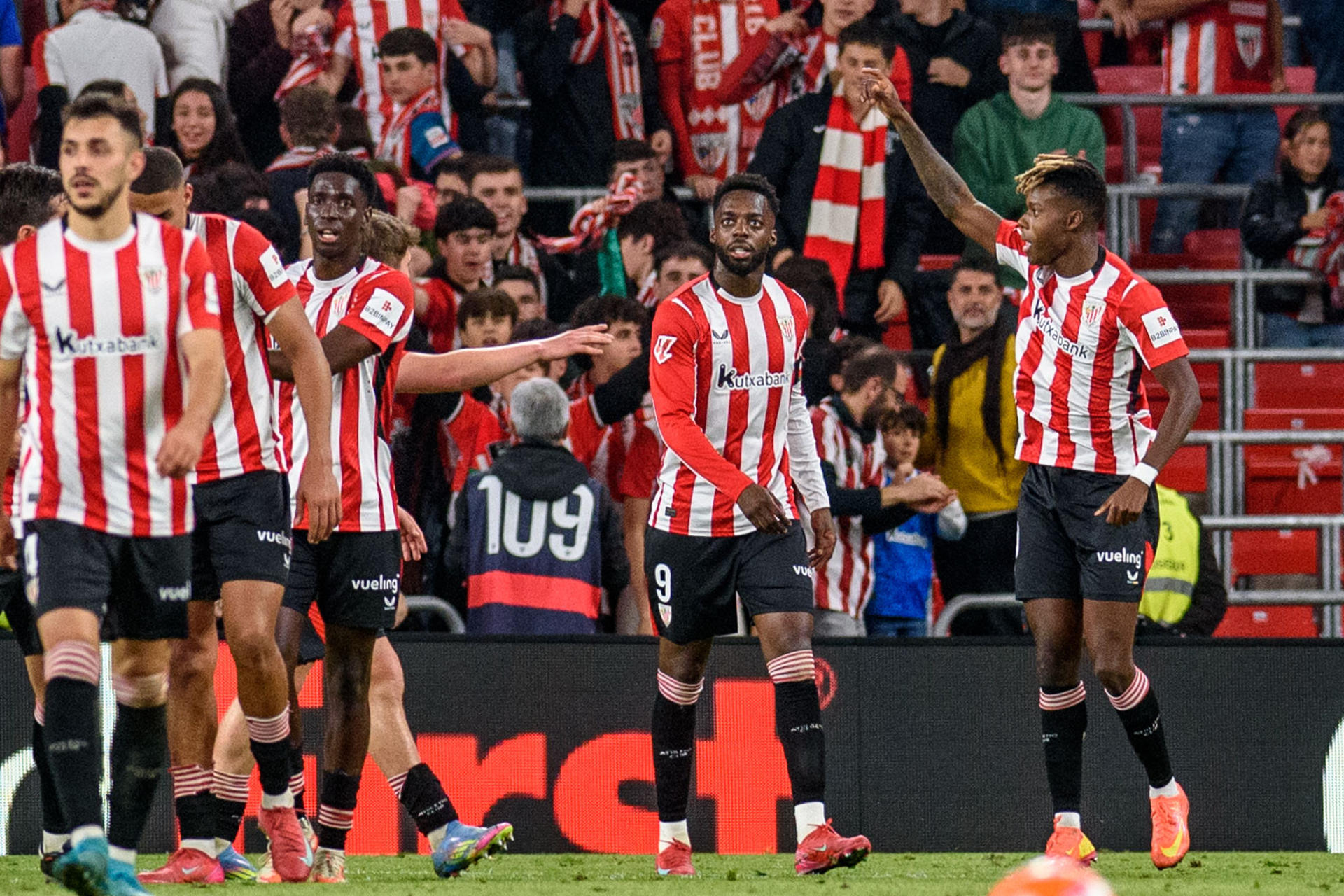 El delantero del Athletic Club Nico Williams (d) celebra tras marcar el segundo gol del equipo bilbaíno, durante el partido de LaLiga que Athletic Club y Rayo Vallecano disputaron en el estadio de San Mamés, en Bilbao. EFE/Javier Zorrilla