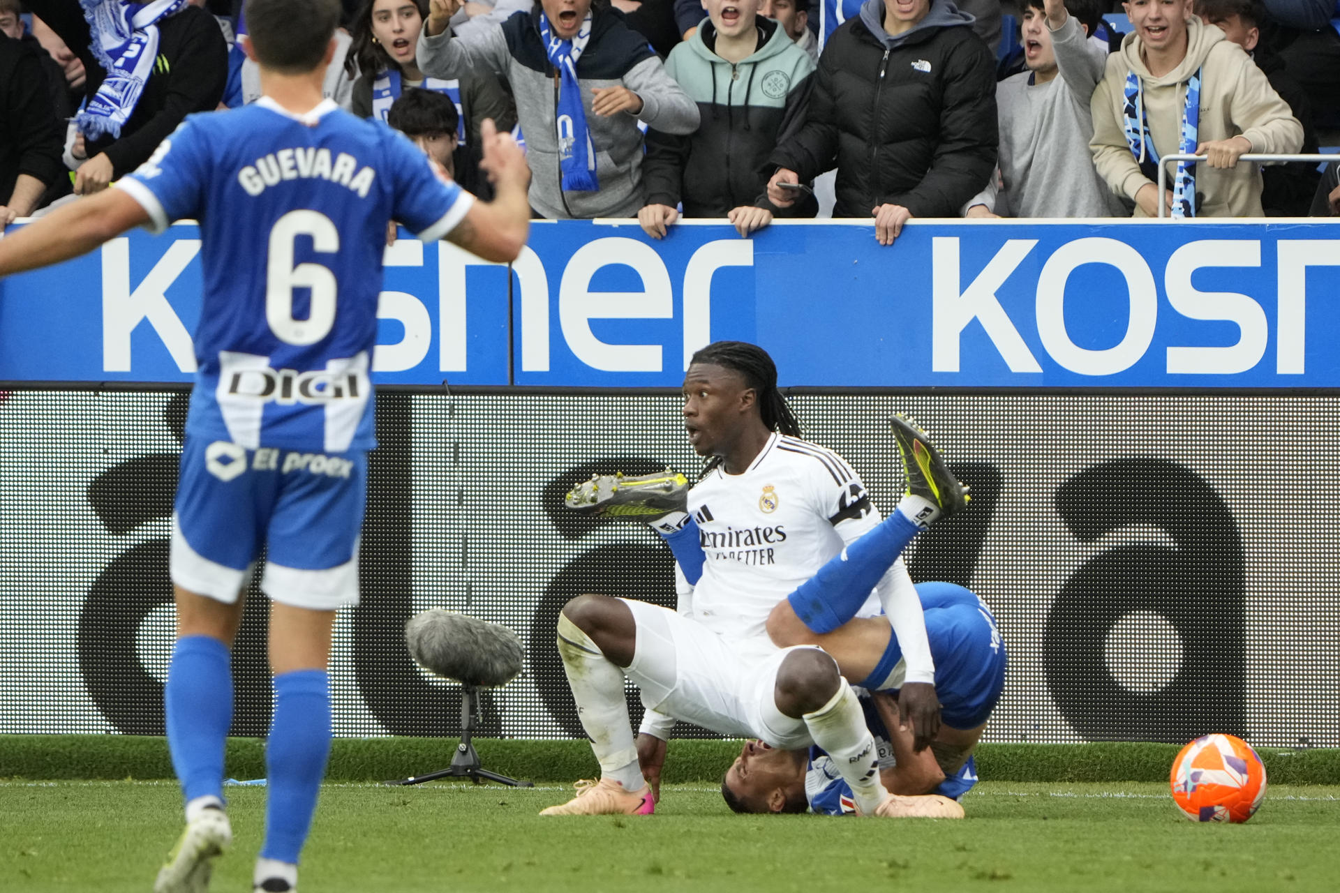 El centrocampista francés del Real Madrid Eduardo Camavinga en un choque este domingo, durante el partido de la jornada 31 de LaLiga EA Sports, entre el Deportivo Alavés y Real Madrid, en el estadio de Mendizorrotza de Vitoria. EFE/ Adrian Ruiz Hierro