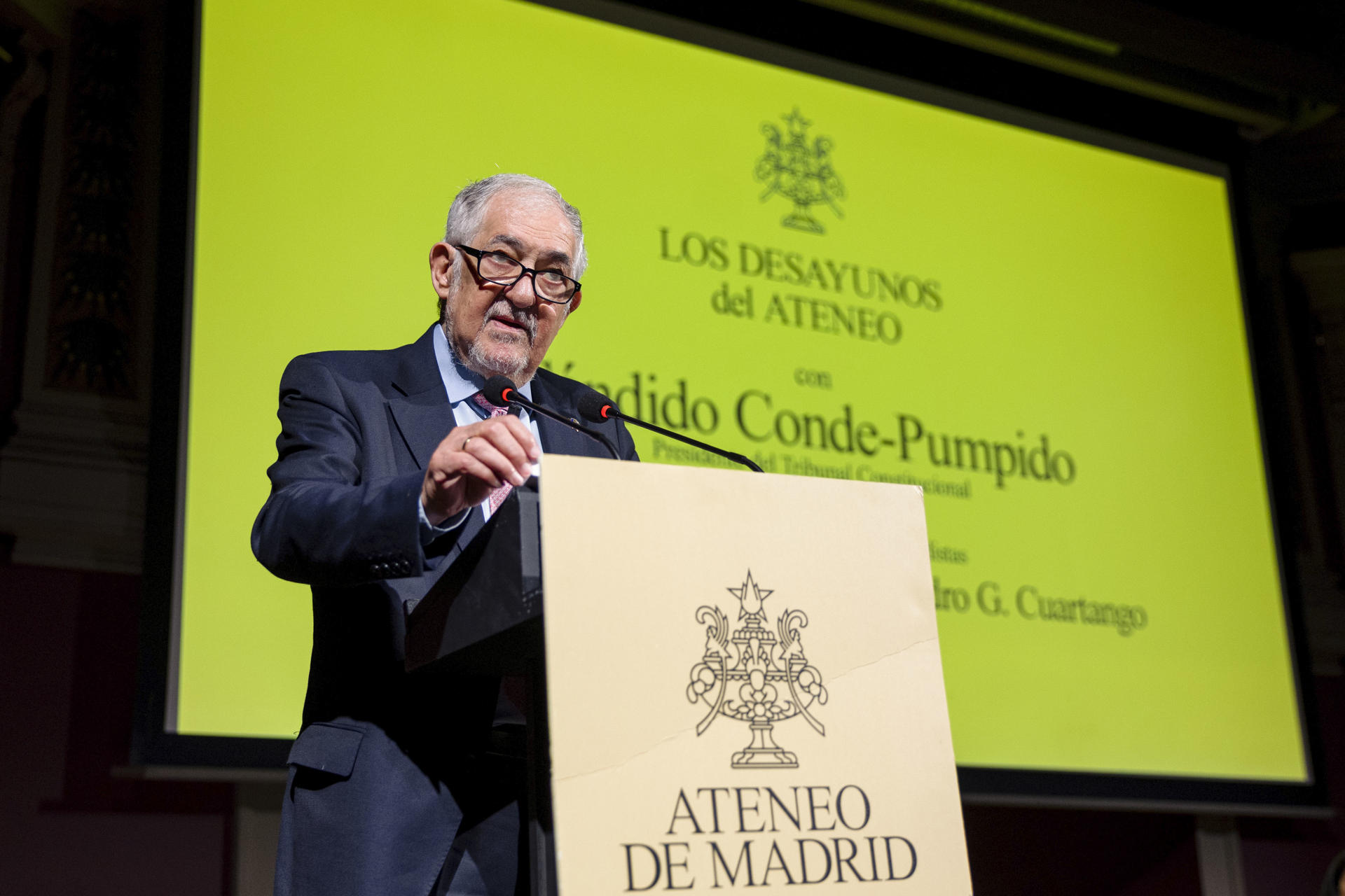 El presidente del Tribunal Constitucional (TC), Cándido Conde-Pumpido, interviene en Los Desayunos del Ateneo, este lunes. EFE/ Daniel González