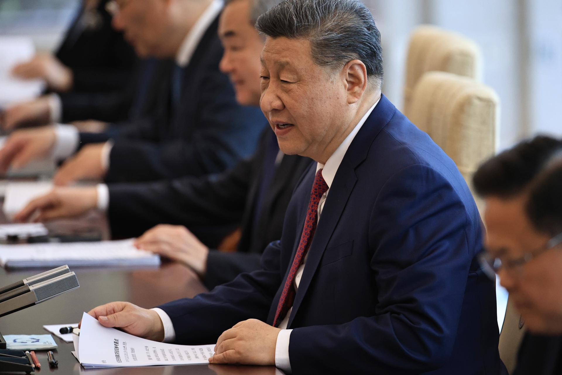 El presidente chino, Xi Jinping, habla durante una reunión bilateral con el jefe de Gobierno español Pedro Sánchez (no aparece en la imagen) en la Casa de Huéspedes Diaoyutai, en Pekín, el 11 de abril de 2025. (España) EFE/EPA/ANDRÉS MARTÍNEZ CASARES / POOL