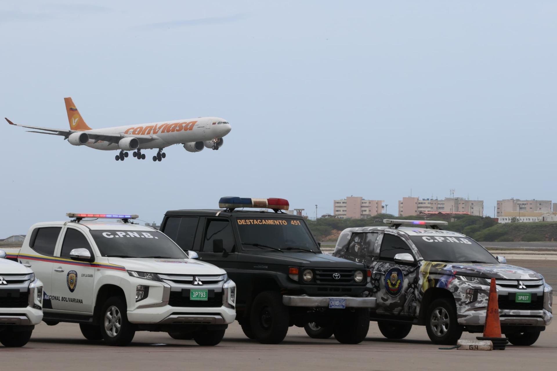 Fotografía cedida por prensa del Ministerio de Interior, Justicia y Paz que muestra un avión aterrizando este jueves, en el Aeropuerto Internacional Simón Bolívar en La Guaira (Venezuela). EFE/ Ministerio de Interior, Justicia y Paz