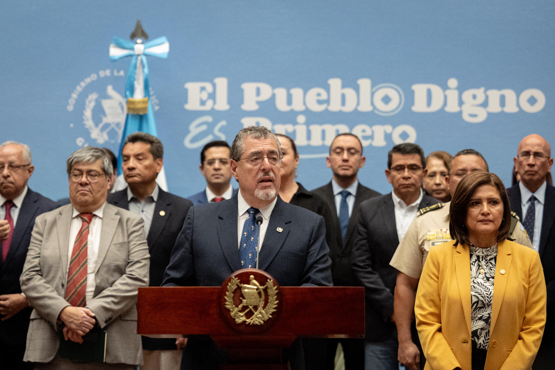 El presidente de Guatemala, Bernardo Arévalo de León (c), junto a la vicepresidenta Karin Herrera (d) acompañados de su gabinete, en una conferencia de prensa este 29 de abril de 2025 en Ciudad de Guatemala (Guatemala). EFE/David Toro