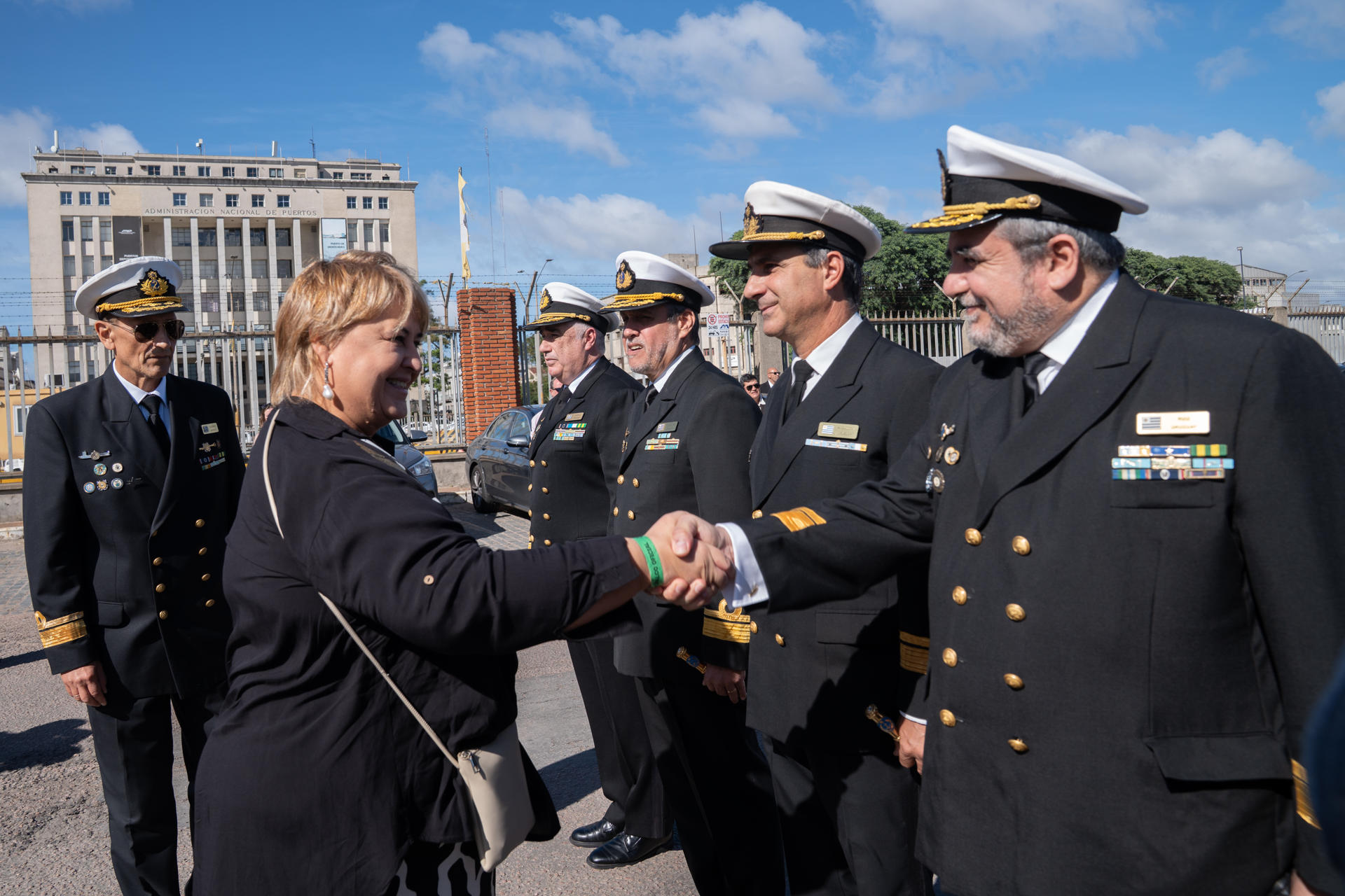 Fotografía de archivo, tomada el pasado 14 de abril, en la que aparece la ministra de Defensa de Uruguay, Sandra Lazo (2i), al saludar a autoridades de la Armada Nacional uruguaya, en Montevideo. EFE/Sofía Torres