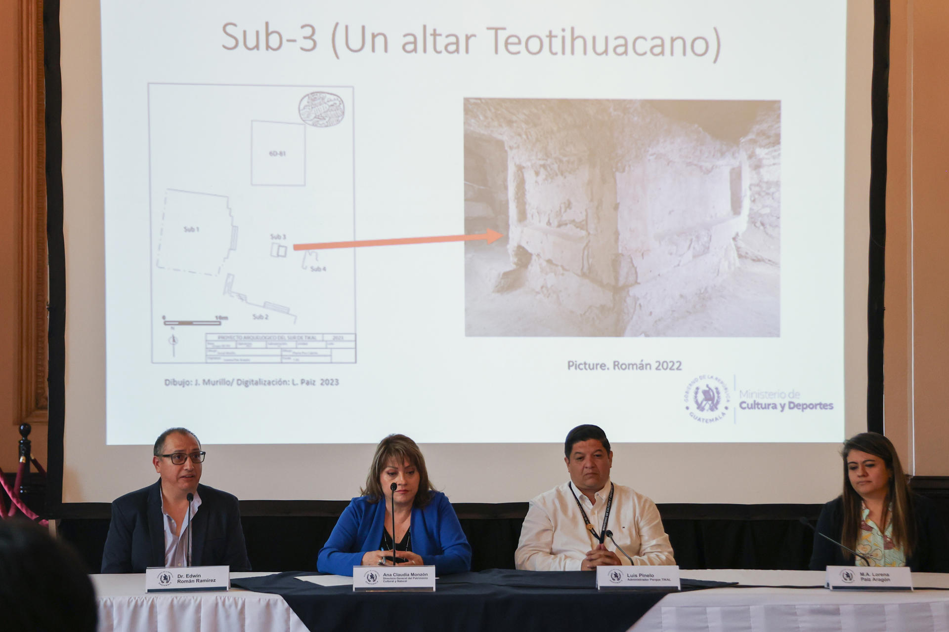 De izquierda a derecha, el arqueólogo Edwin Román Ramírez; Ana Claudia Monzón, directora general del Patrimonio Cultural y Natural; Luis Pinelo, administrador del Parque Tikal, y la arqueóloga Lorena Paiz Aragón, participan en una conferencia de prensa este 7 de abril de 2205, en Ciudad de Guatemala. EFE/ Mariano Macz