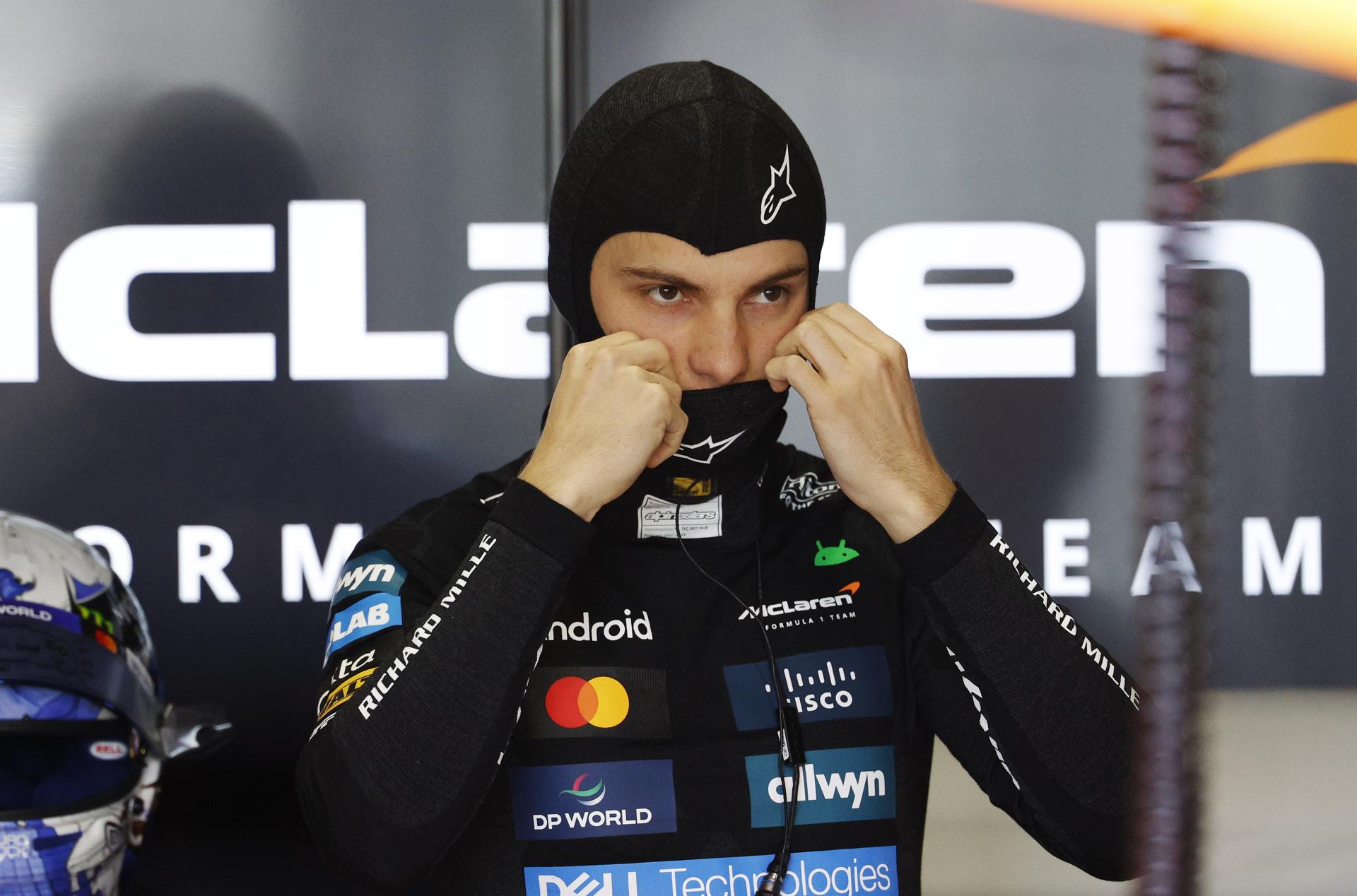 El piloto australiano de McLaren, Oscar Piastri, se prepara para los entrenamientos libres deel Gran Premio de Japón de Fórmula 1 2025 en el Circuito de Suzuka.EFE/EPA/FRANCK ROBICHON