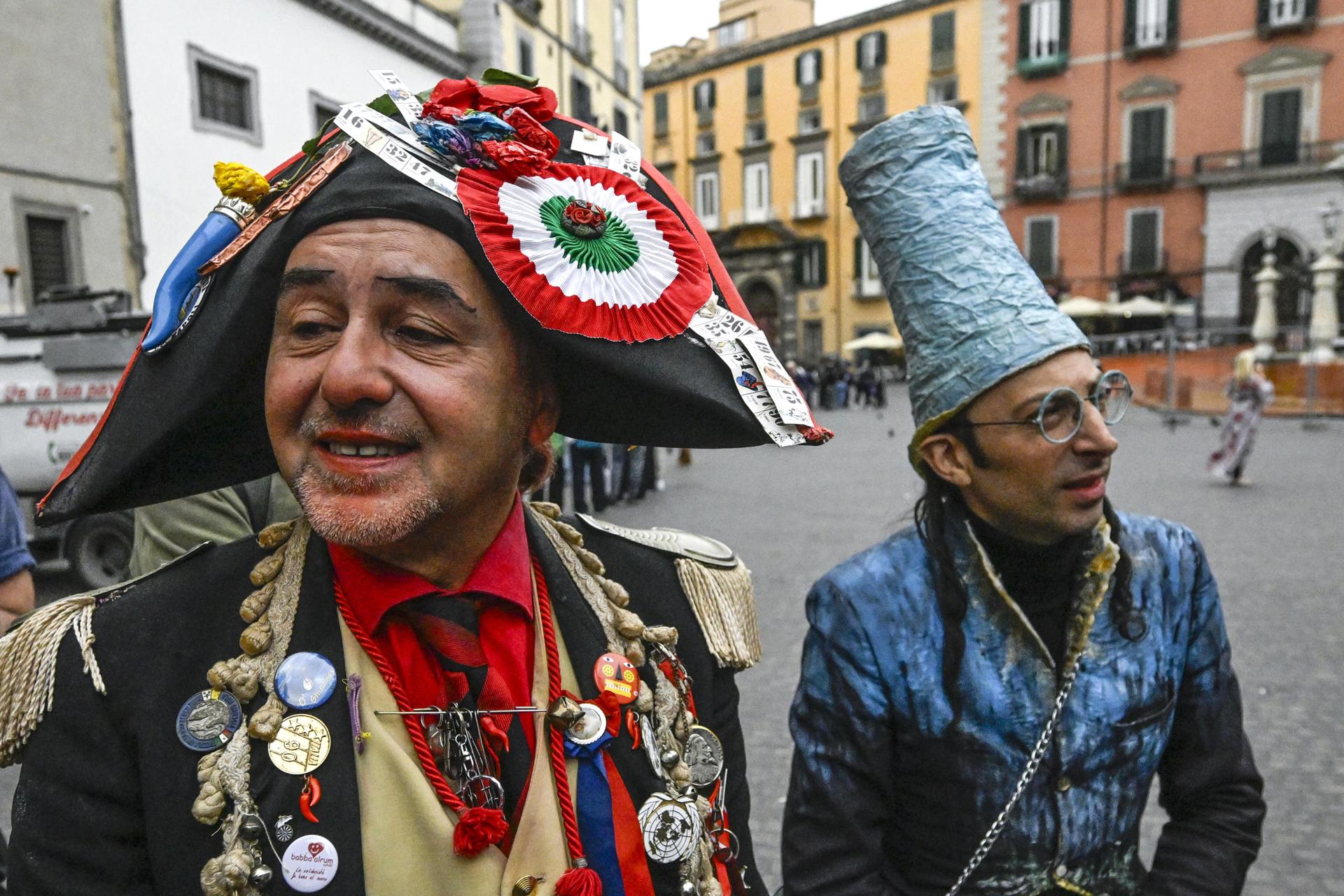 Músicos y artistas callejeros organizan una protesta contra la regulación municipal que impone un límite máximo de decibelios y el uso de instrumentos de percusión, en Nápoles, Italia, 14 de abril de 2025. (Protestas, Italia, Nápoles) EFE/EPA/CIRO FUSCO