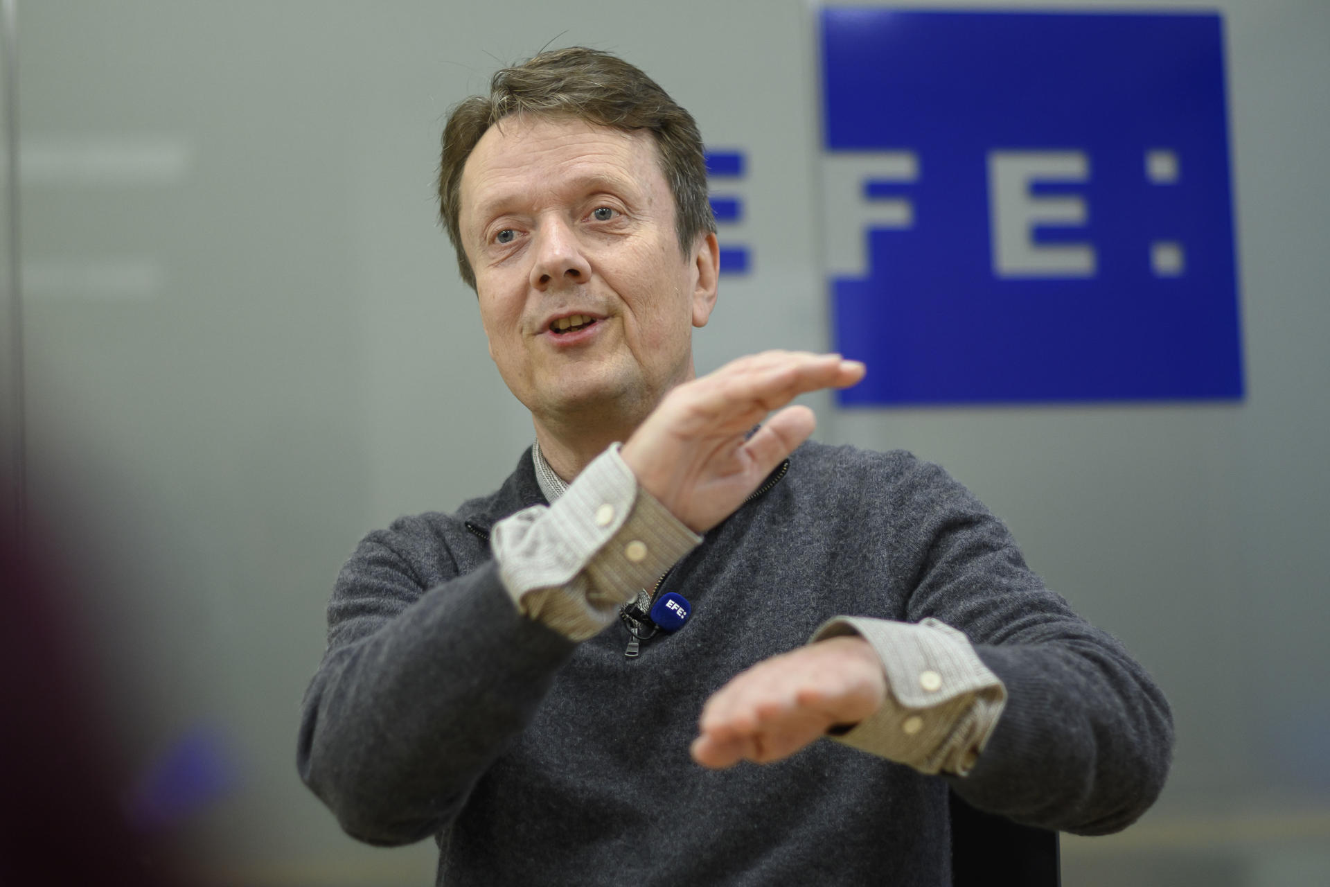 Claus Kohfahl, investigador del Centro Nacional IGME-CSIC Sevilla, durante una entrevista con EFE en la que ha destacado la relevancia del hidrógeno natural en el contexto de la transición energética que se impulsa en Europa y, que a diferencia del verde, no se produce industrialmente ni necesita consumo energético, aunque está en un proceso muy incipiente de desarrollo. EFE/Raúl Caro
