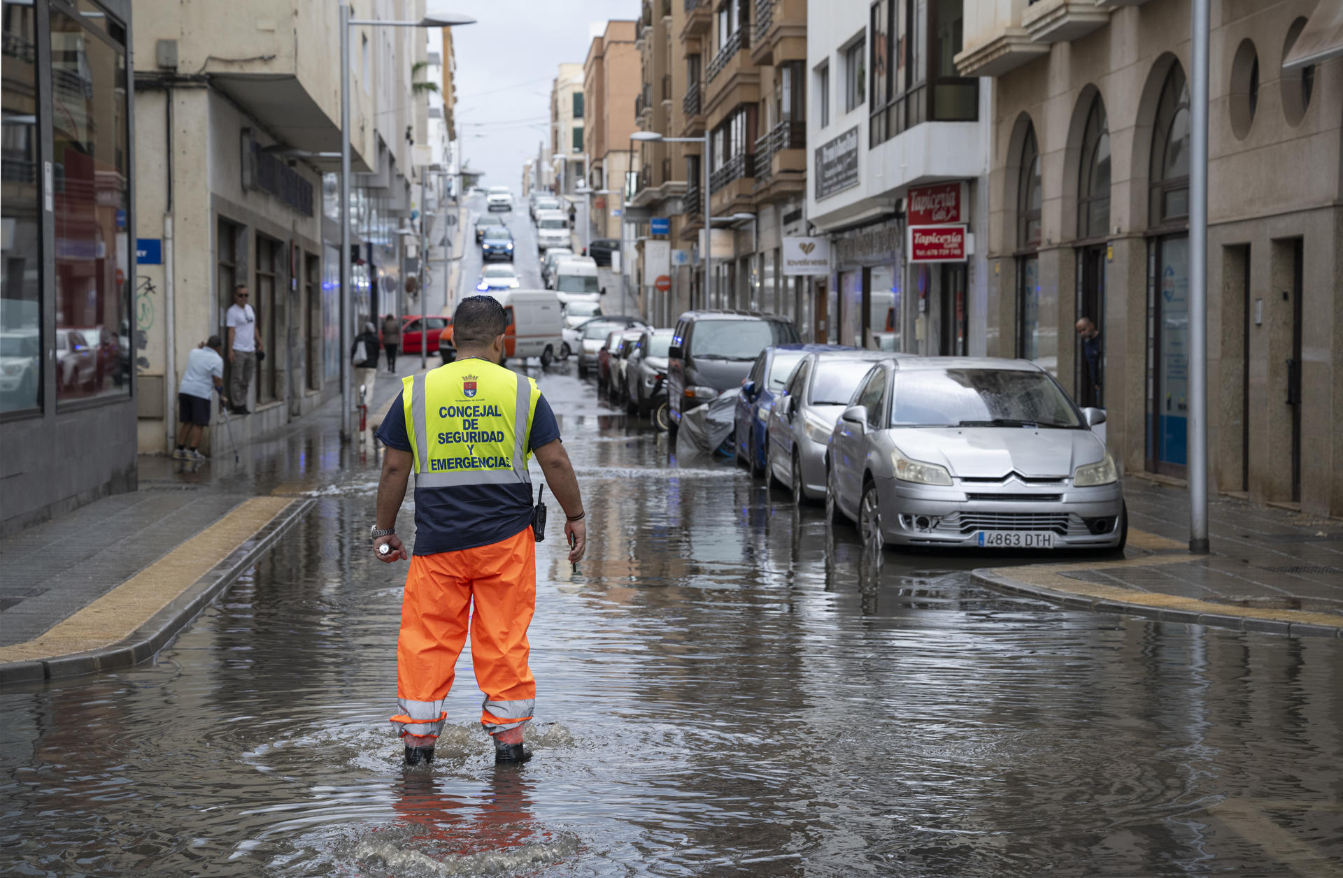 La borrasca 'Olivier' ha dejado lluvias fuertes en toda la isla de Lanzarote. En la imagen, una céntrica calle de la capital lanzaroteña ha quedado inundada al desbordarse las alcantarillas. EFE/Adriel Perdomo