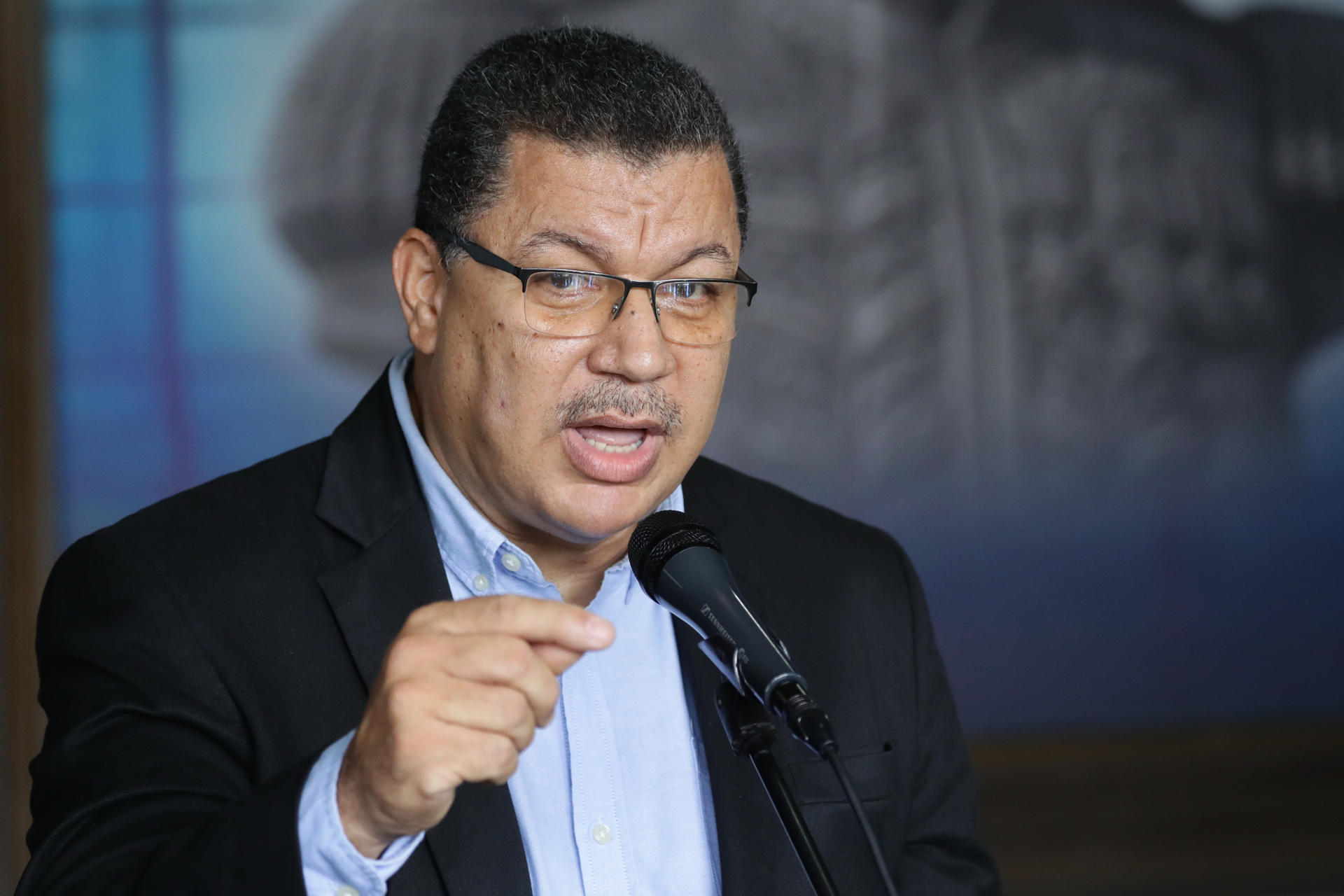 Fotografía de archivo del secretario general del partido Movimiento por Venezuela (MPV), José Simón Calzadilla, durante una conferencia de prensa, en Caracas (Venezuela). EFE/Ronald Peña