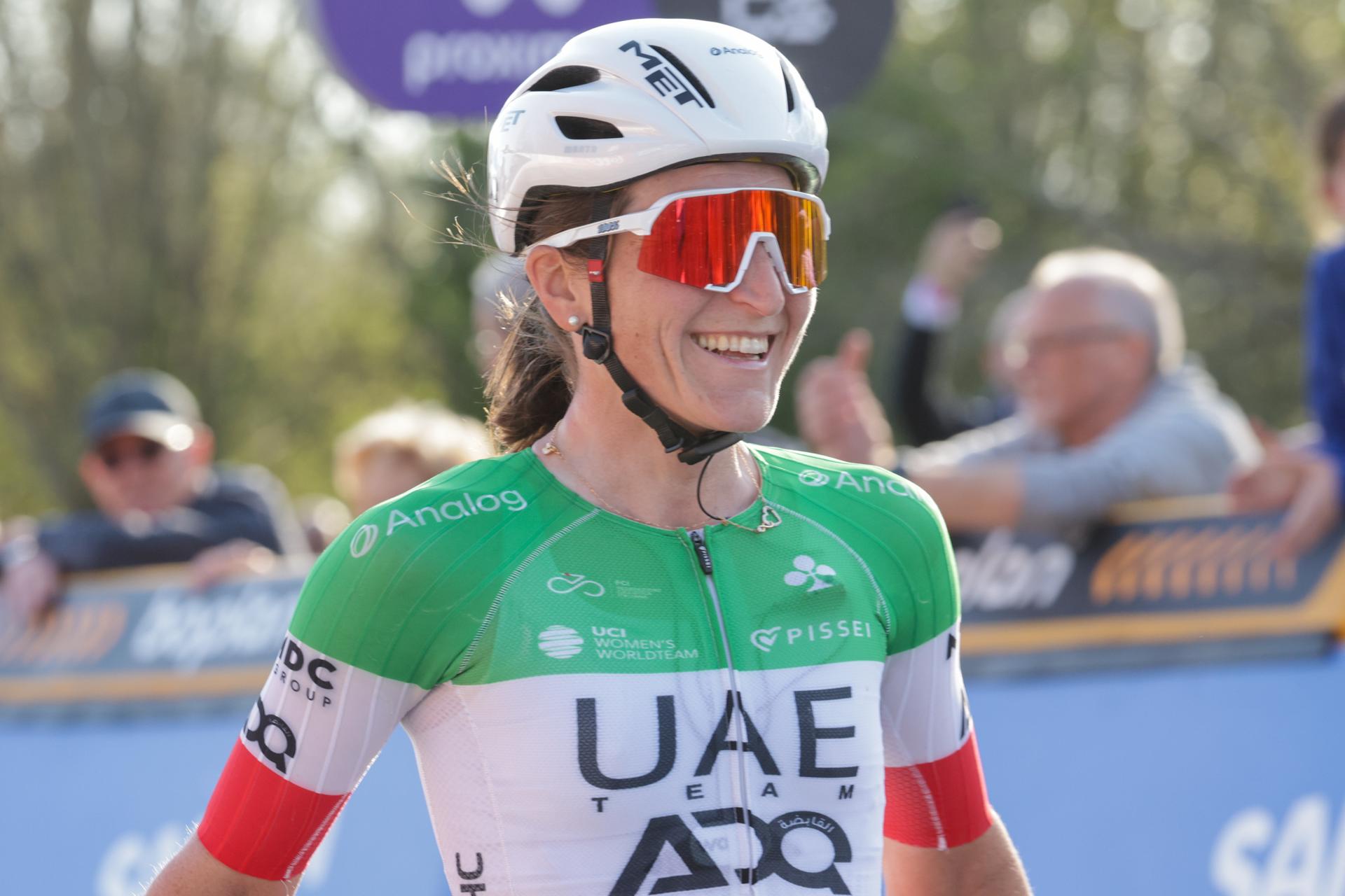 La campeona de Italia Elisa Longo Borghini (UAE ADQ) celebra la victoria en la 13a edición de la clásica belga A Través de Flandes disputada con salida y meta en Waregem, con un recorrido de 128,5 km. EFE/EPA/OLIVIER MATTHYS