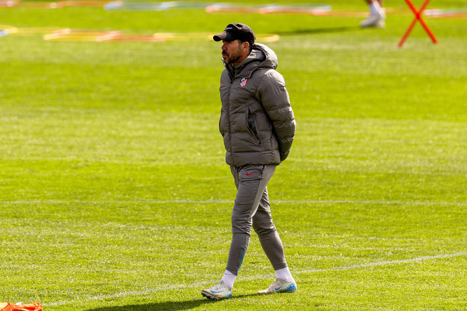 El entrenador del Atlético de Madrid, Diego Simeone, durante un entrenamiento de equipo rojiblanco. EFE/ Daniel González
