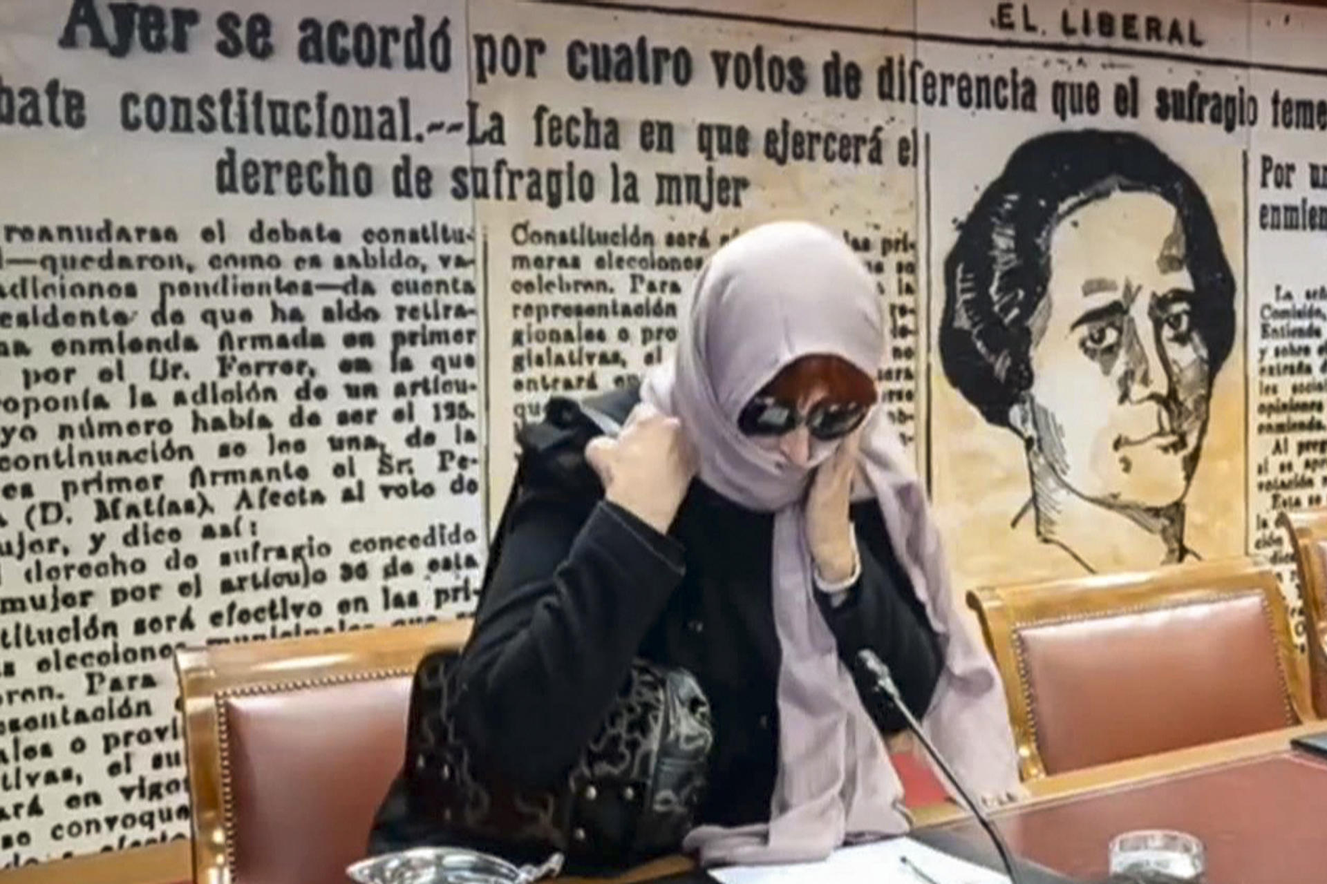 Patricia Úriz, expareja de Koldo García, comparece en la comisión de investigación del Senado con un velo sobre su rostro, algo que le ha permitido el presidente del órgano, Eloy Suárez, tras un receso para consultar a la letrada, y se ha acogido a su derecho a no declarar. Úriz ha llegado a la sala del Senado en la que se celebra la comparecencia acompañada de su abogada, Leticia de la Hoz, y con un chal de color violeta cruzado sobre su rostro y unas grandes gafas de sol, por lo que la nariz es la única parte de su cara que ha quedado a la vista. EFE/ EFE TV/Fernando Labrador