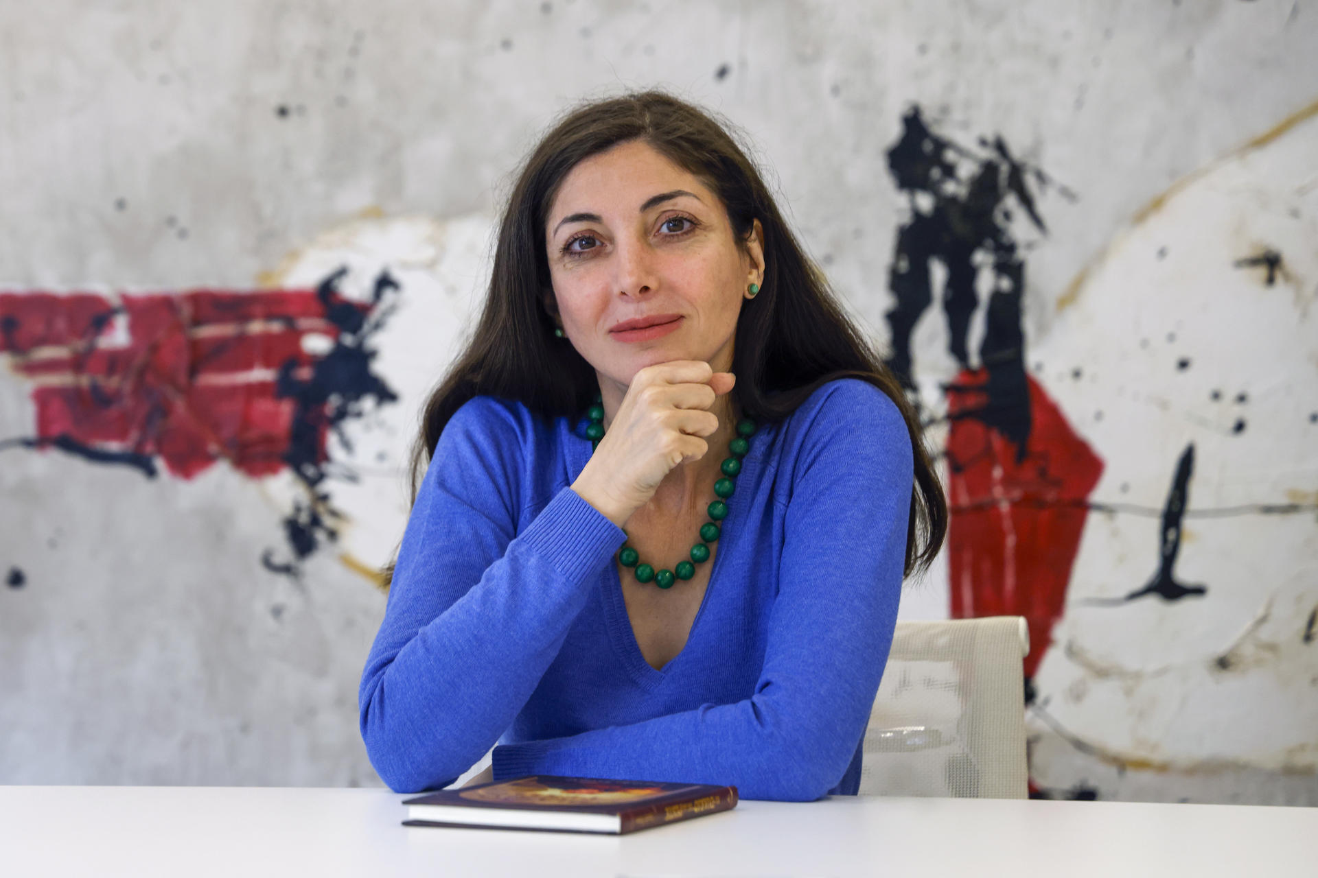 La escritora Espido Freire posa durante una entrevista con EFE tras ganar el Premio Anaya de Literatura Juvenil por 'El diario de la peste', que define como "un libro profundamente optimista, pero en un mundo horrible". EFE/ Blanca Millez