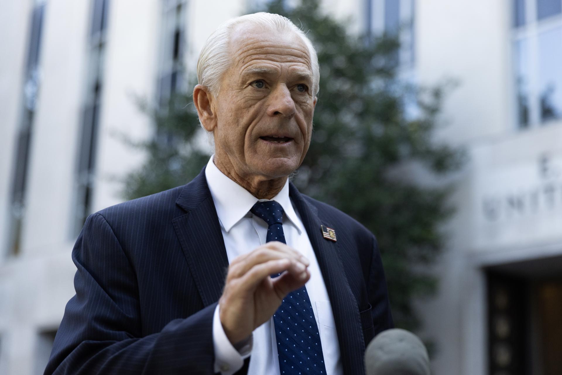 Fotografía de archivo en la que aparece Peter Navarro, asesor comercial de la Casa Blanca, al atender a la prensa, en Washington DC (EE.UU.). EFE/Michael Reynolds
