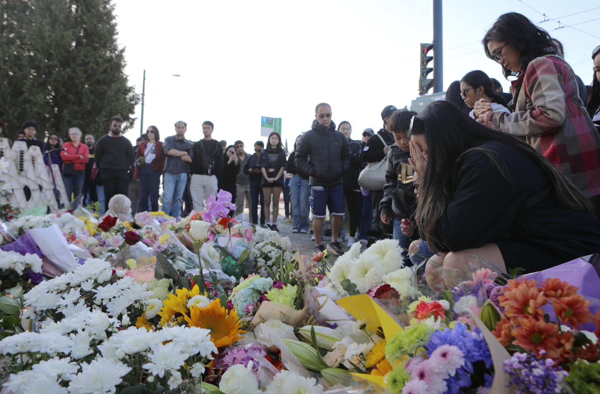 Los dolientes visitan un monumento improvisado tras una tragedia por atropello que tuvo lugar durante un festival filipino en Vancouver, Columbia Británica, Canadá, el 27 de abril de 2025. EFE/JUSTINE BEAULIEU-POUDRIER
