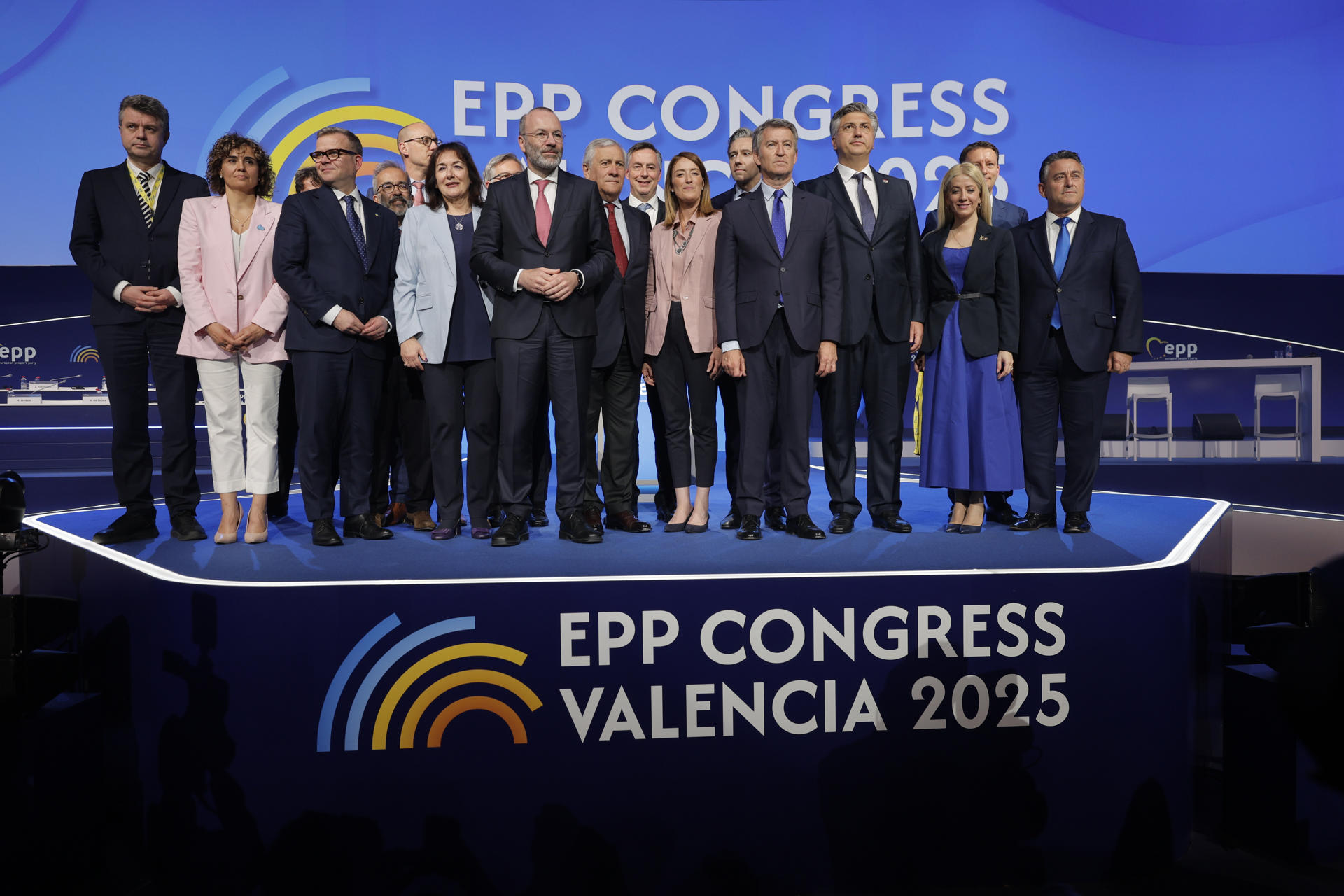 El presidente del Partido Popular, Alberto Núñez Feijóo (4d), el presidente del Partido Popular Europeo, Manfred Weber (5i), junto a varios líderes europeos incluidos la primera ministra italiana, Giorgia Meloni (c), el primer ministro de Croacia, Andrej Plenković, (3d), y el primer ministro de Finlandia, Petteri Orpo (3i), entre otros posan para una foto de familia en el marco de la segunda jornada del congreso del Partido Popular Europeo en Valencia, este miércoles. EFE/ Kai Försteling