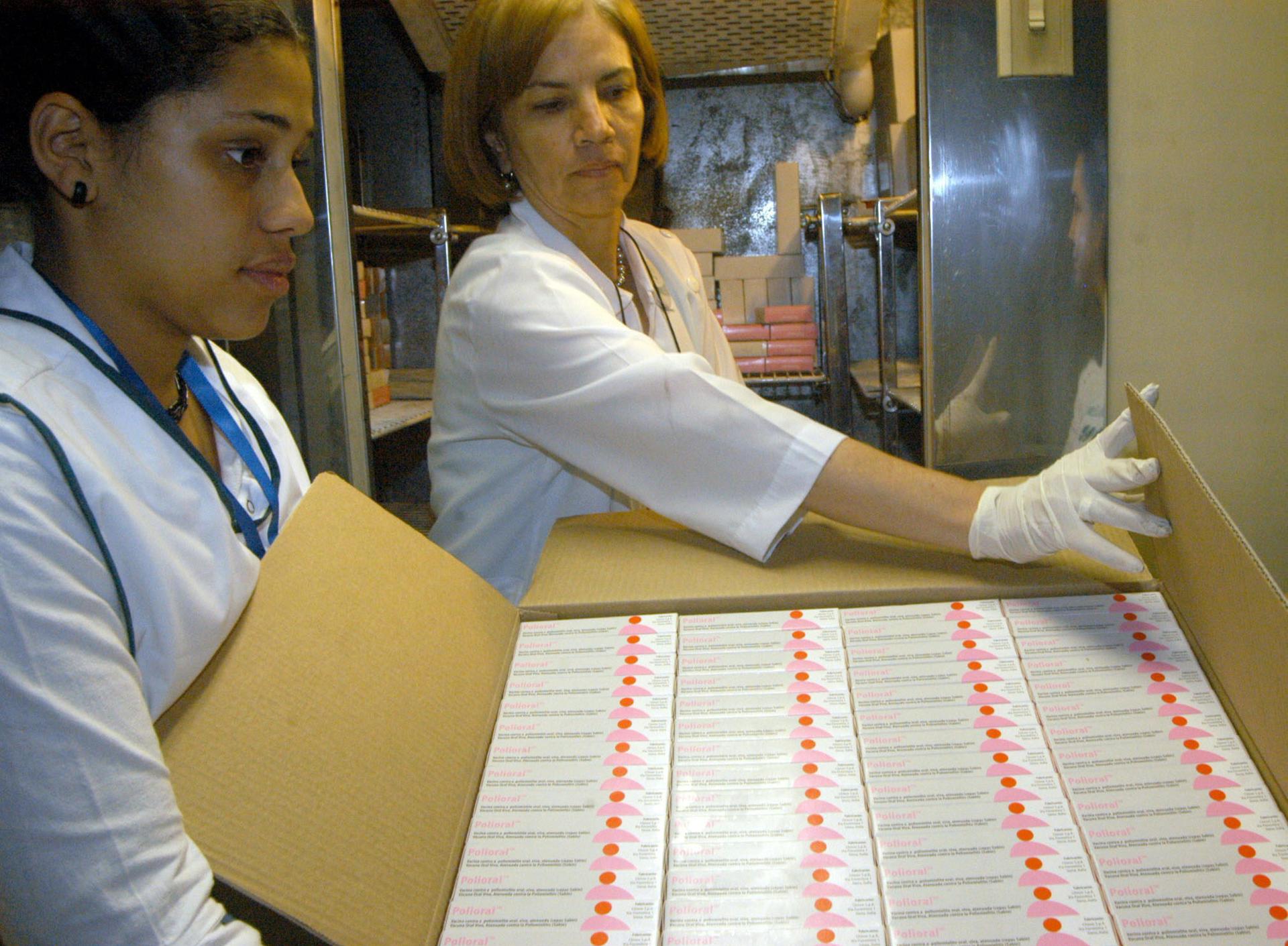 Fotografía de archivo de personal médico en la ciudad de Antioquia, Colombia, con vacunas contra la fiebre amarilla enviadas por varios países suramericanos. EFE/Edwin Bustamante