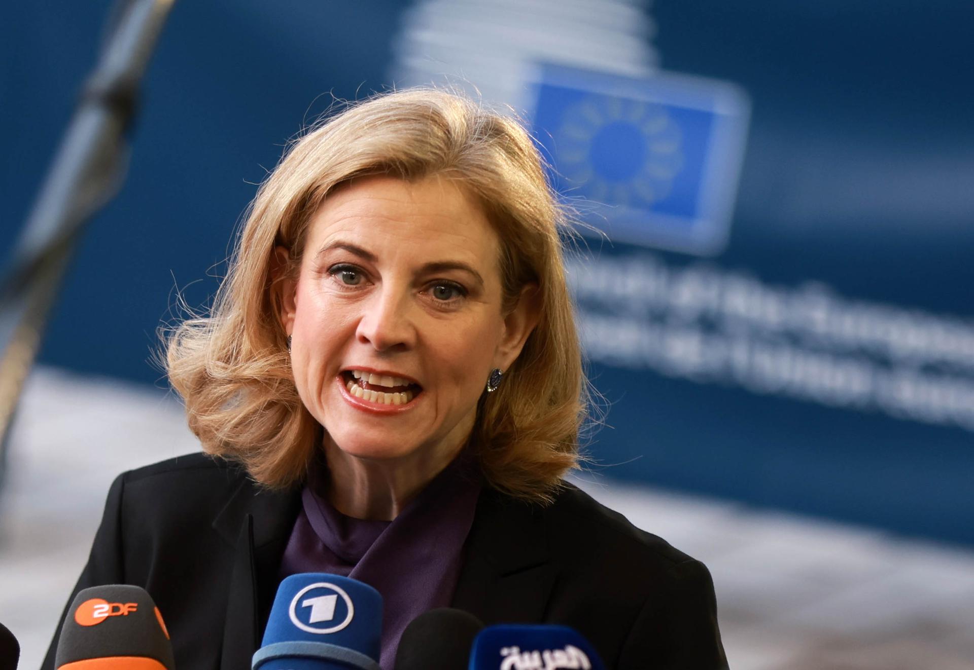 La ministra de Asuntos Exteriores de Austria, Beate Meinl-Reisinger, habla con los medios a su llegada a un Consejo de ministros de Exteriores de la Unión Europea (UE) en Luxemburgo, el 14 de abril de 2025. EFE/EPA/OLIVIER HOSLET