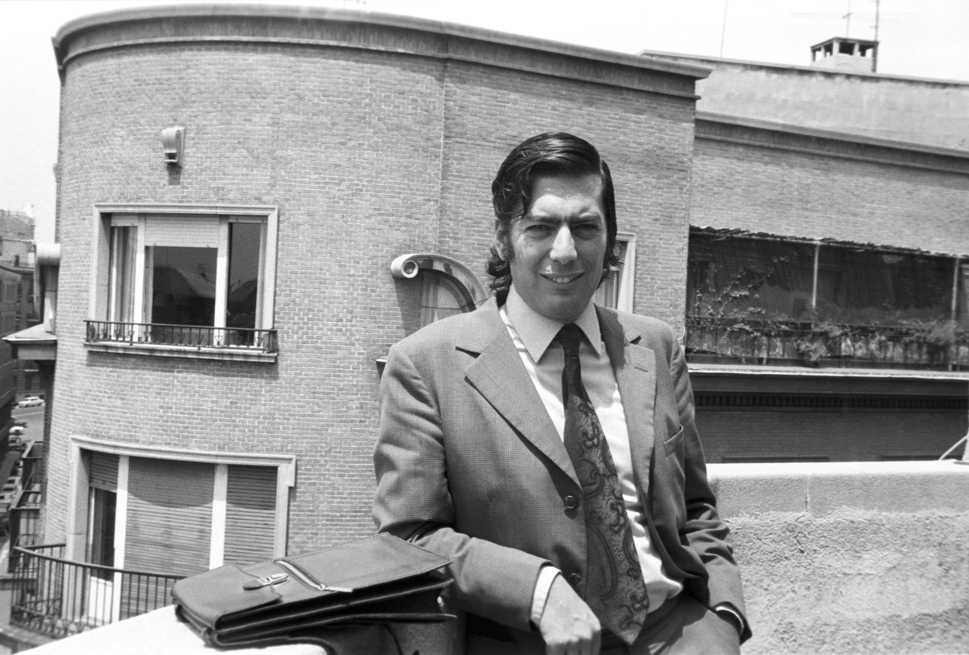 Fotografía de archivo, tomada en junio de 1973, del escritor peruano Mario Vargas Llosa,  en Madrid (España). EFE.