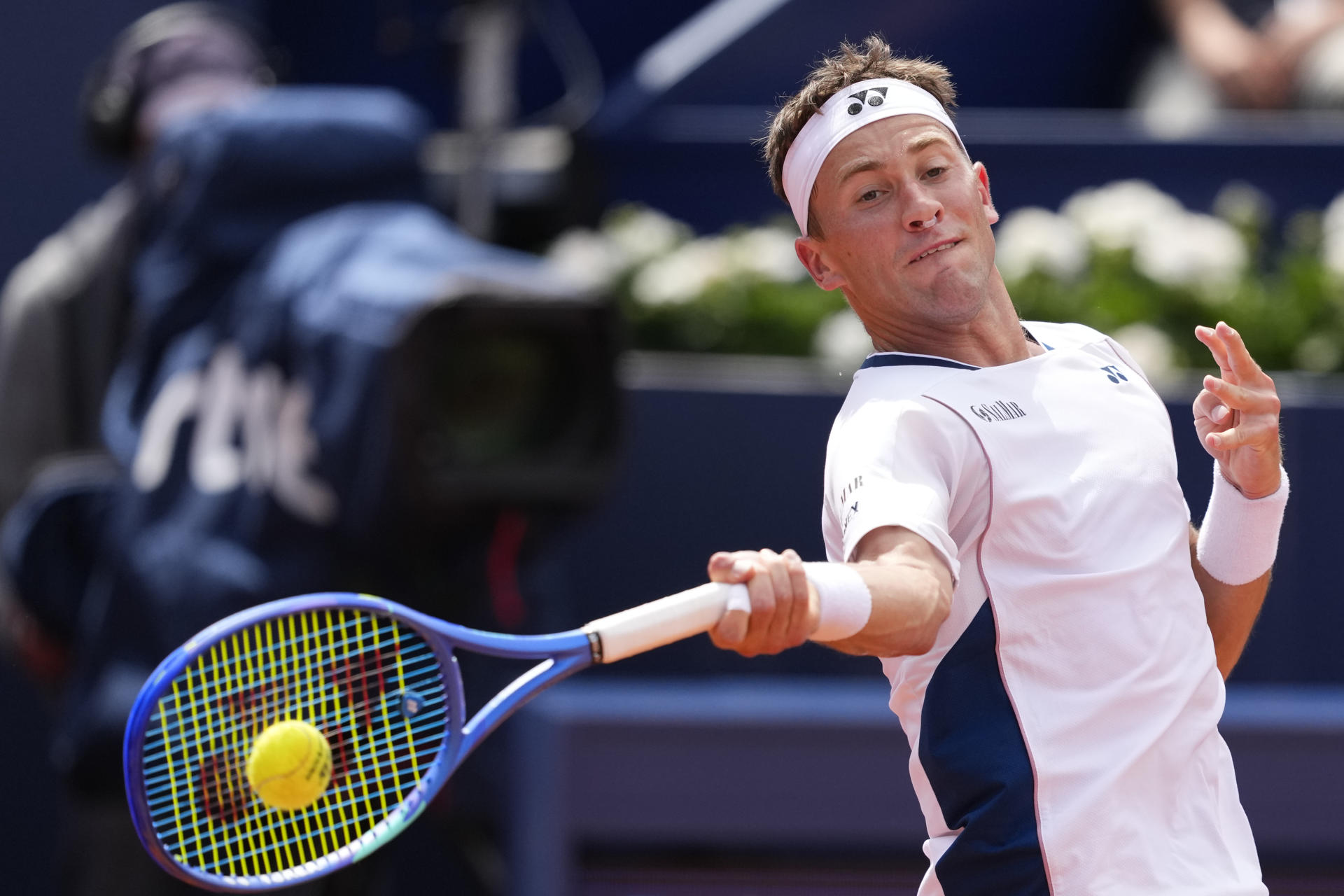 El tenista noruego Casper Ruud durante su partido de primera ronda contra el tenista colombiano Daniel Elahi Galan en el Barcelona Open Banc Sabadell. EFE/Alejandro García