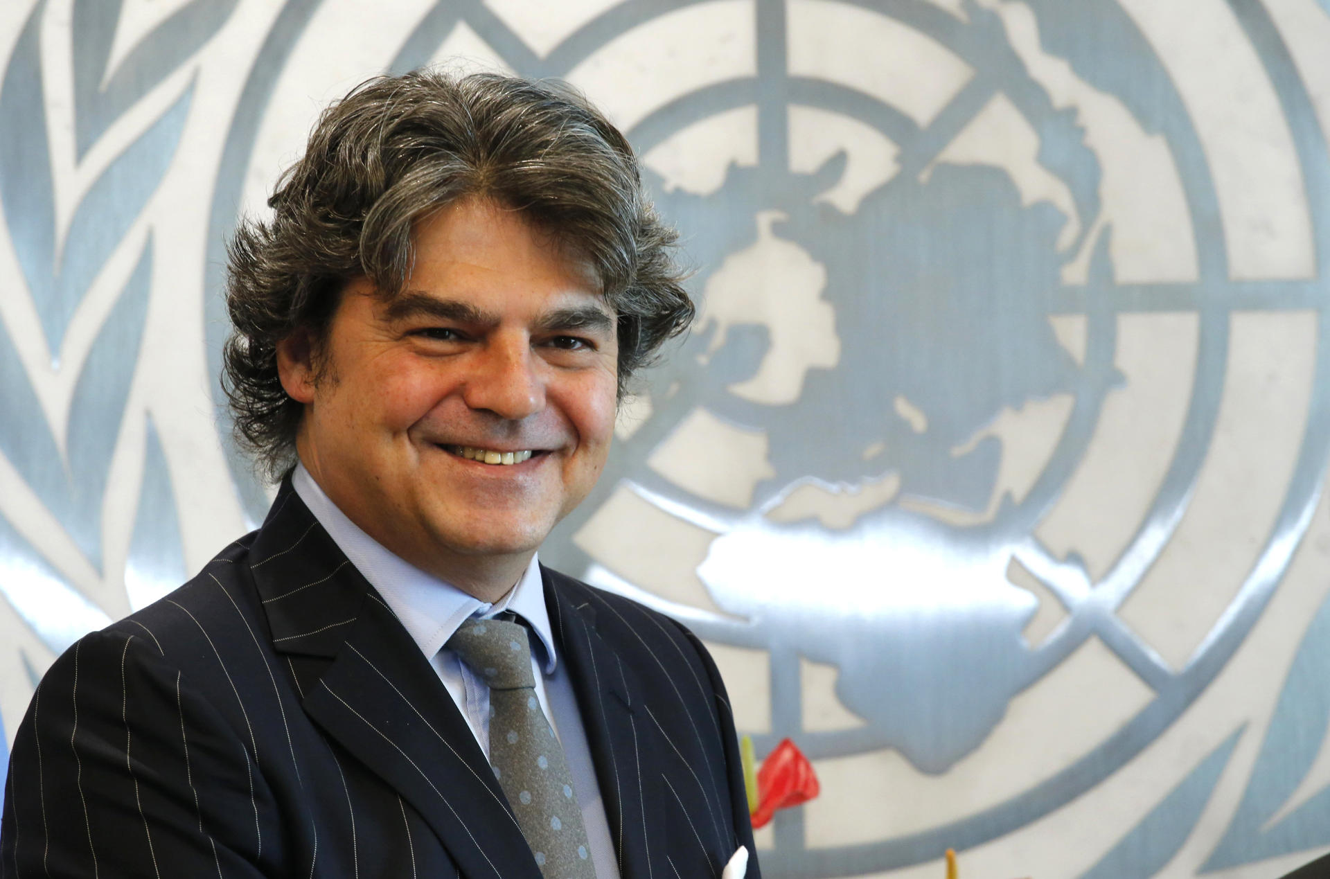 MIA12 - NUEVA YORK (NY, EEUU), 28/02/2018.- El nuevo embajador de España ante las Naciones Unidas, Jorge Moragas, posa luego de presentar sus credenciales al secretario general de la organización hoy, miércoles 28 de febrero de 2018, en la sede del organismo en Nueva York (EE.UU.). Moragas se reunió con Guterres para llevar a cabo este trámite, que deben cumplir todos los representantes nacionales ante la ONU cuando asumen sus funciones. EFE/Kena Betancur