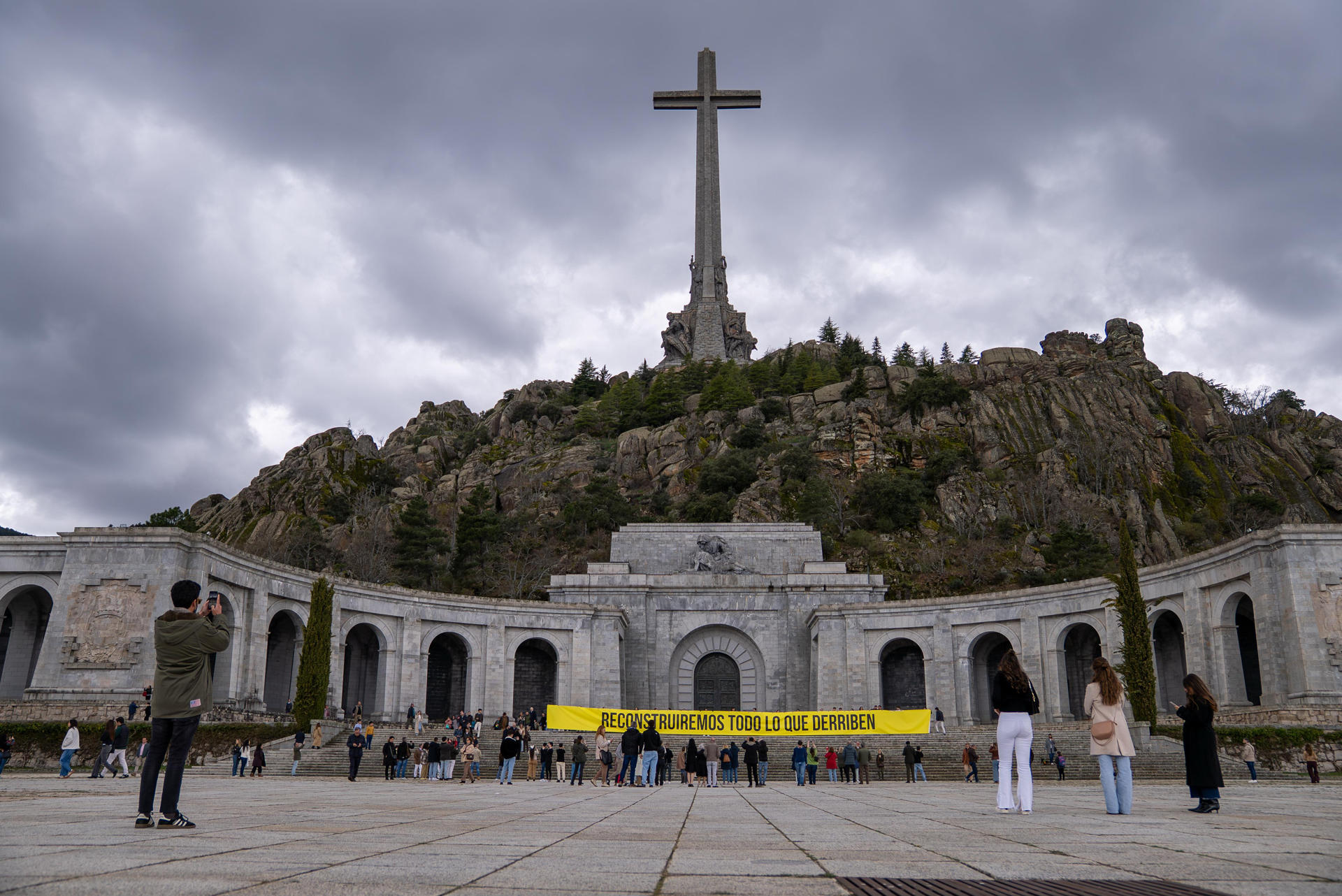 La organización ultraderechista Revuelta ha desplegado este domingo en el Valle de Cuelgamuros una pancarta con la frase Reconstruiremos todo lo que derriben, en protesta por la resignificación del antiguo Valle de los Caídos acordada por el Gobierno con el Vaticano y apoyada por la Conferencia Episcopal. . EFE/Revuelta -SOLO USO EDITORIAL/SOLO DISPONIBLE PARA ILUSTRAR LA NOTICIA QUE ACOMPAÑA (CRÉDITO OBLIGATORIO)-
