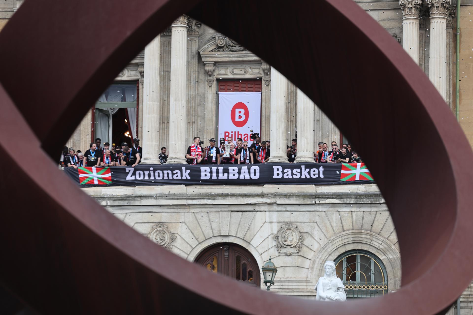 Los jugadores del Surne Bilbao Basket durante el homenaje este viernes del Ayuntamiento de Bilbao con motivo de la Copa Europa FIBA conquistada esta temporada, cuyo trofeo ofrece a sus aficionados desde el balcón municipal y durante un recorrido en un autobús descubierto por el centro de la ciudad. EFE/ Luis Tejido