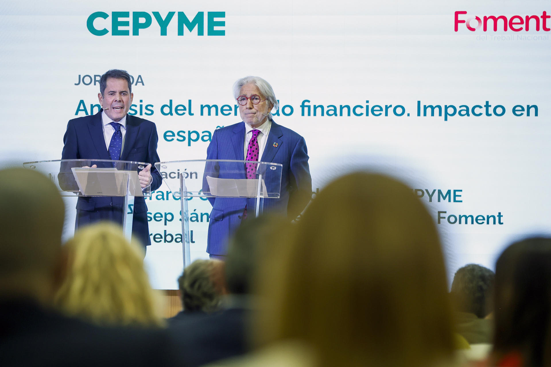 El presidente de CEPYME, Gerardo Cueva (i) junto a Josep Sánchez Llibre, presidente de Foment del Treball, intervienen en la jornada "Análisis del mercado financiero. Impacto en la PYME española", este martes en Madrid. EFE/David Fernández
