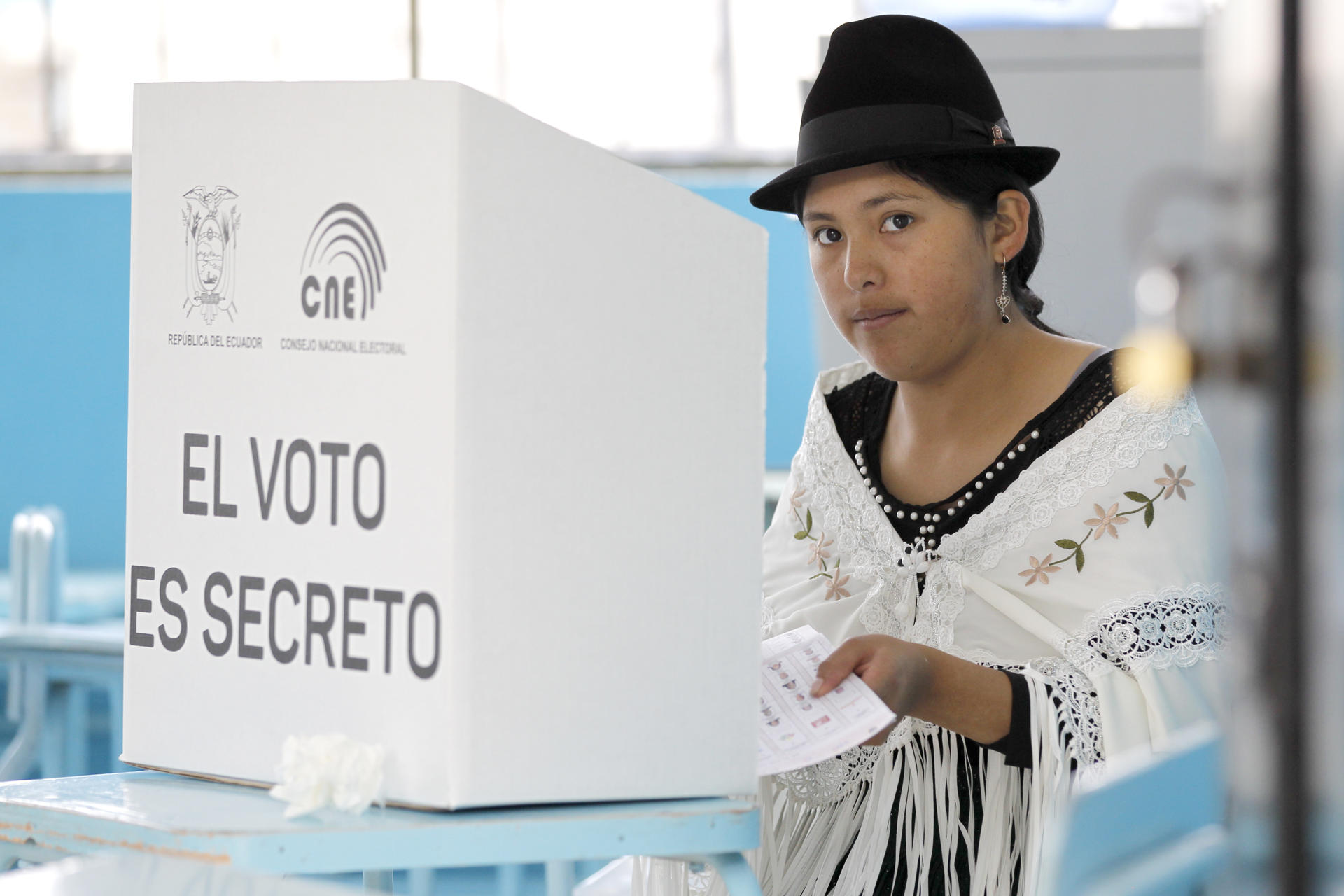Fotografía de archivo fechada el 9 de febrero de 2025 de una mujer votando durante las elecciones presidenciales y legislativas de Ecuador en Toacazo (Ecuador). EFE/ José Jácome