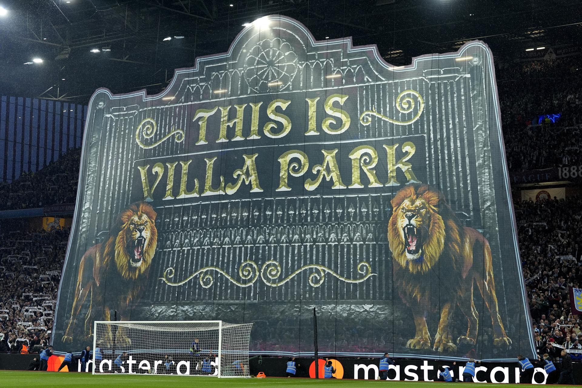 Tifo de hinchas del Aton Villa en Birmingham, Reino Unido. EFE/EPA/TIM KEETON