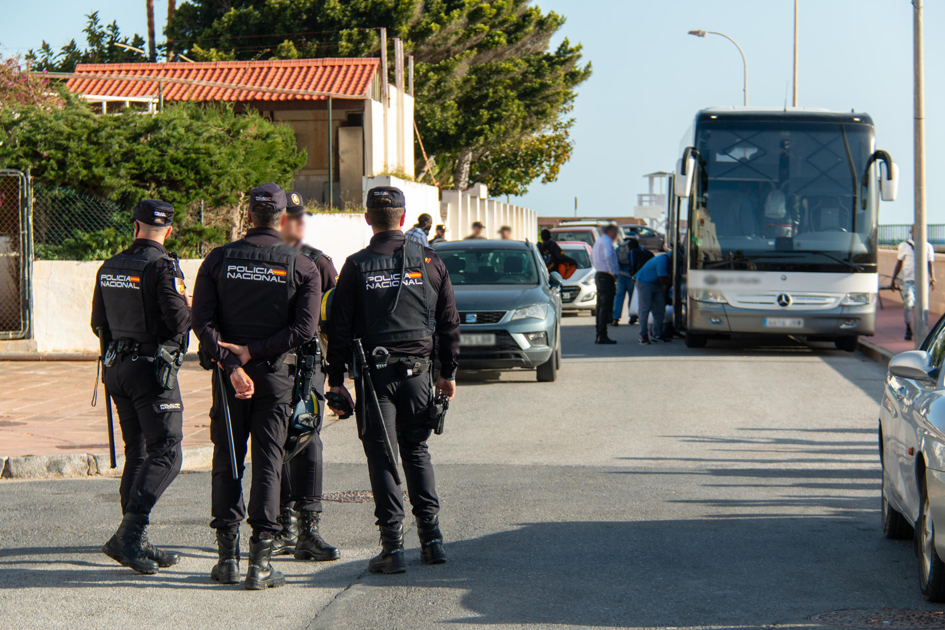 Traslado de los migrantes en Carchuna (Granada). EFE/ Alba Feixas