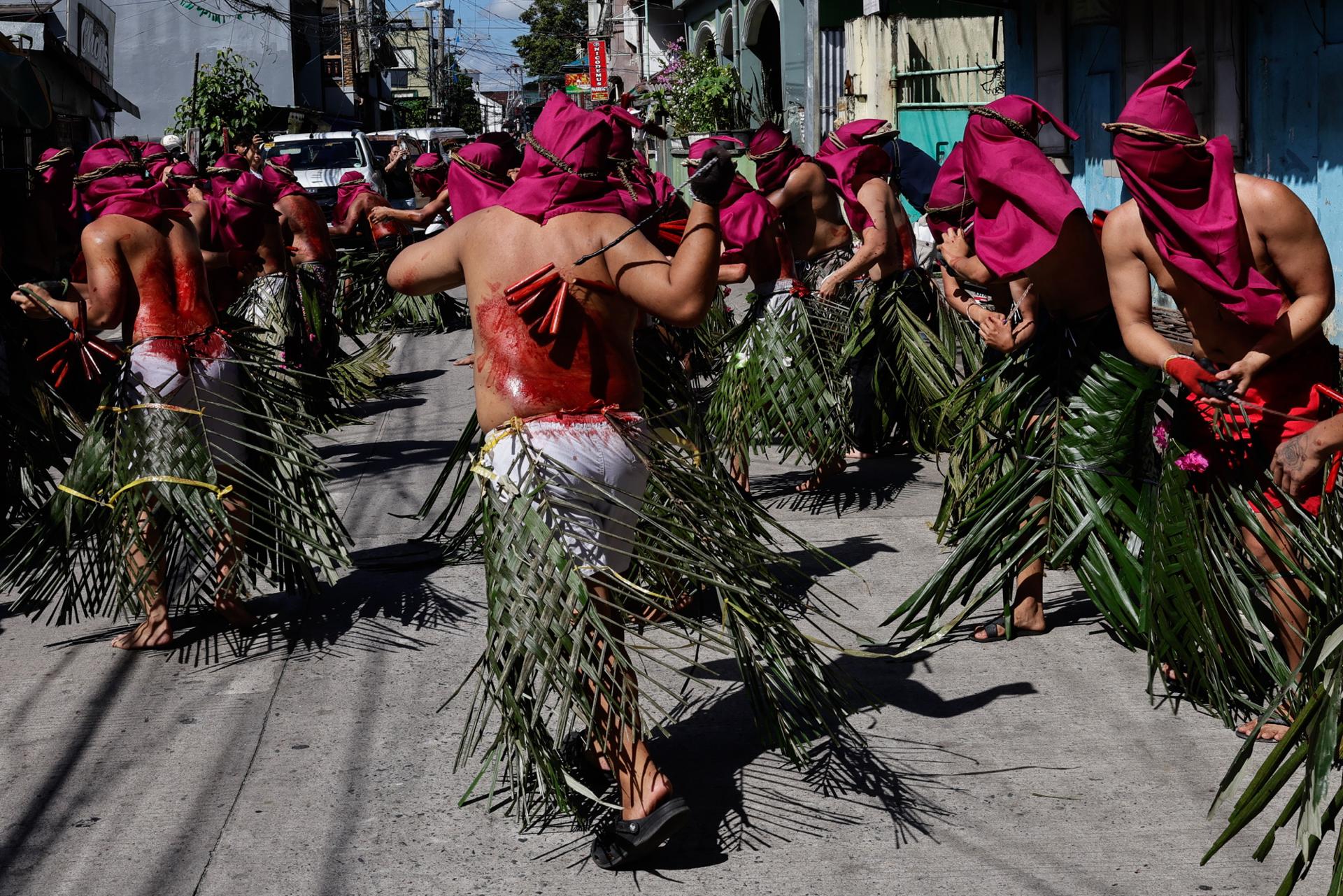 KALAYAAN (Filipinas), 18/04/2025.- Penitentes católicos se autoflagelan para celebrar el Viernes Santo en la ciudad de Kalayaan, provincia de Laguna, Filipinas. EFE/EPA/ROLEX DELA PENA