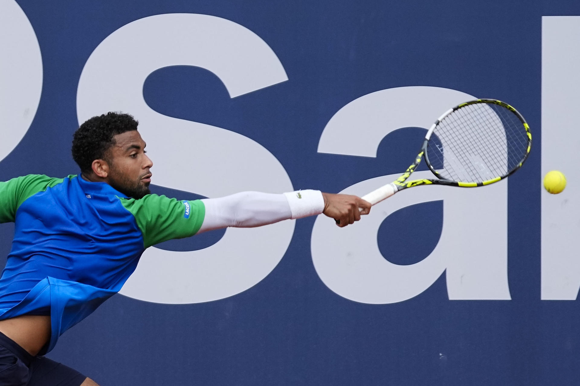 El tenista francés Arthur Fils durante su partido de primera ronda contra el tenista español Pablo Carreno Busta en el Barcelona Open Banc Sabadell. EFE/Enric Fontcuberta