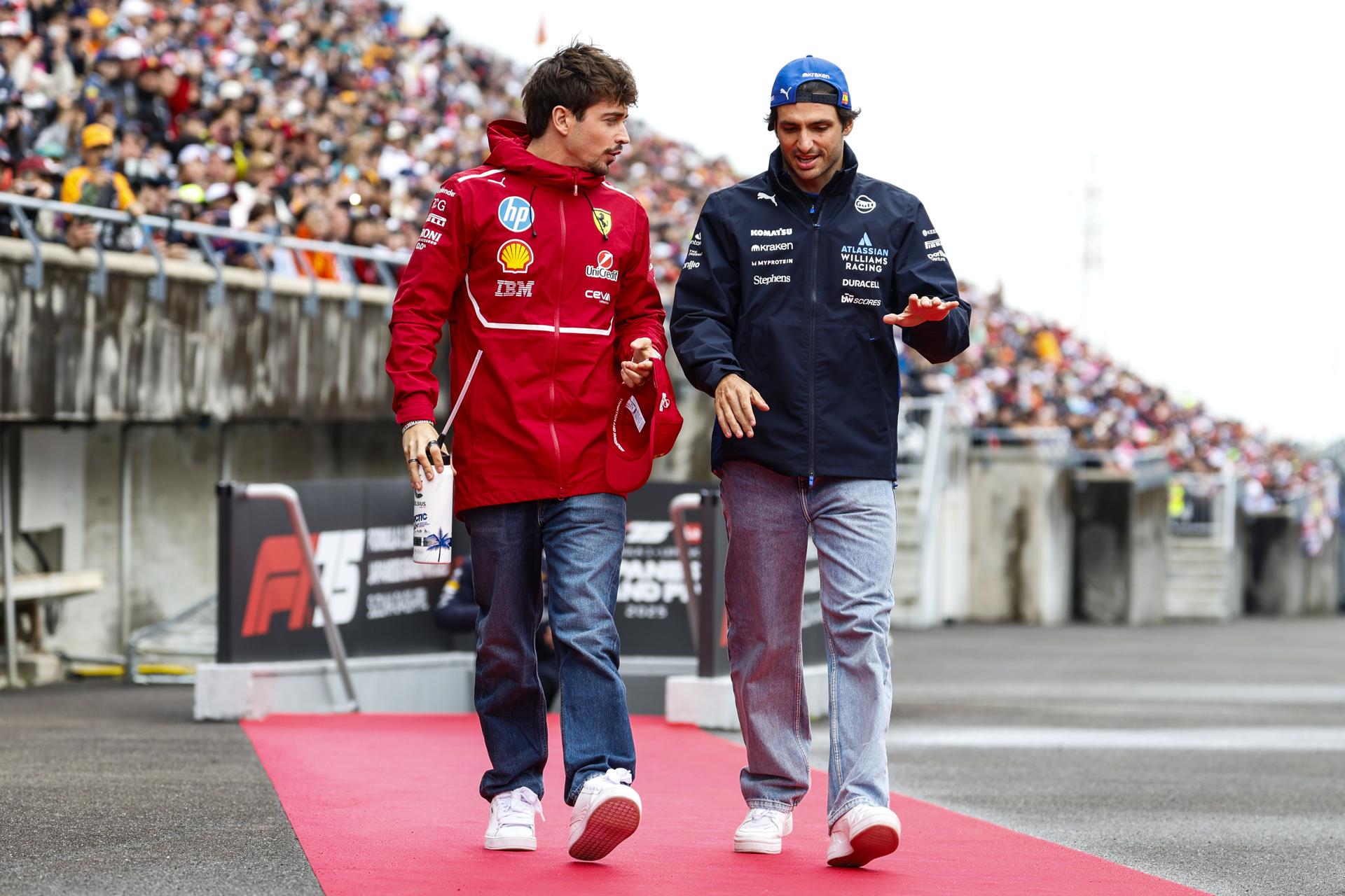 Carlos Sainz (d) dialoga con Charles Leclerc (i) durante el Gran Premio de Japón. EFE/EPA/FRANCK ROBICHON